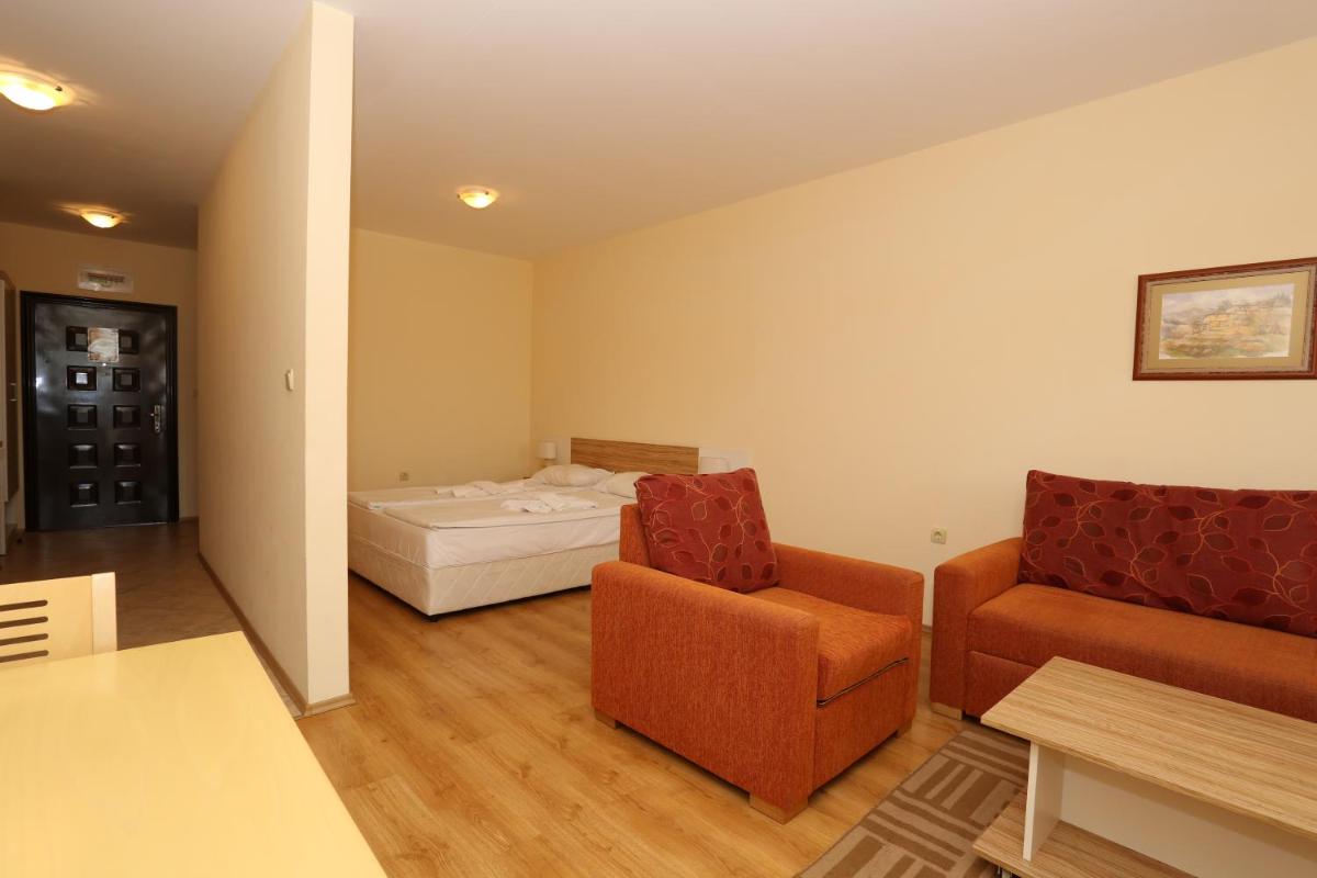 Studio with Balcony (2 Adults + 2 Children) - Photo 10