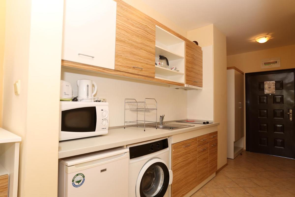 Studio with Balcony (2 Adults + 2 Children) - Photo 9