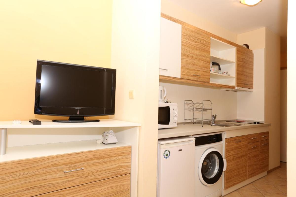 Studio with Balcony (2 Adults + 2 Children) - Photo 8