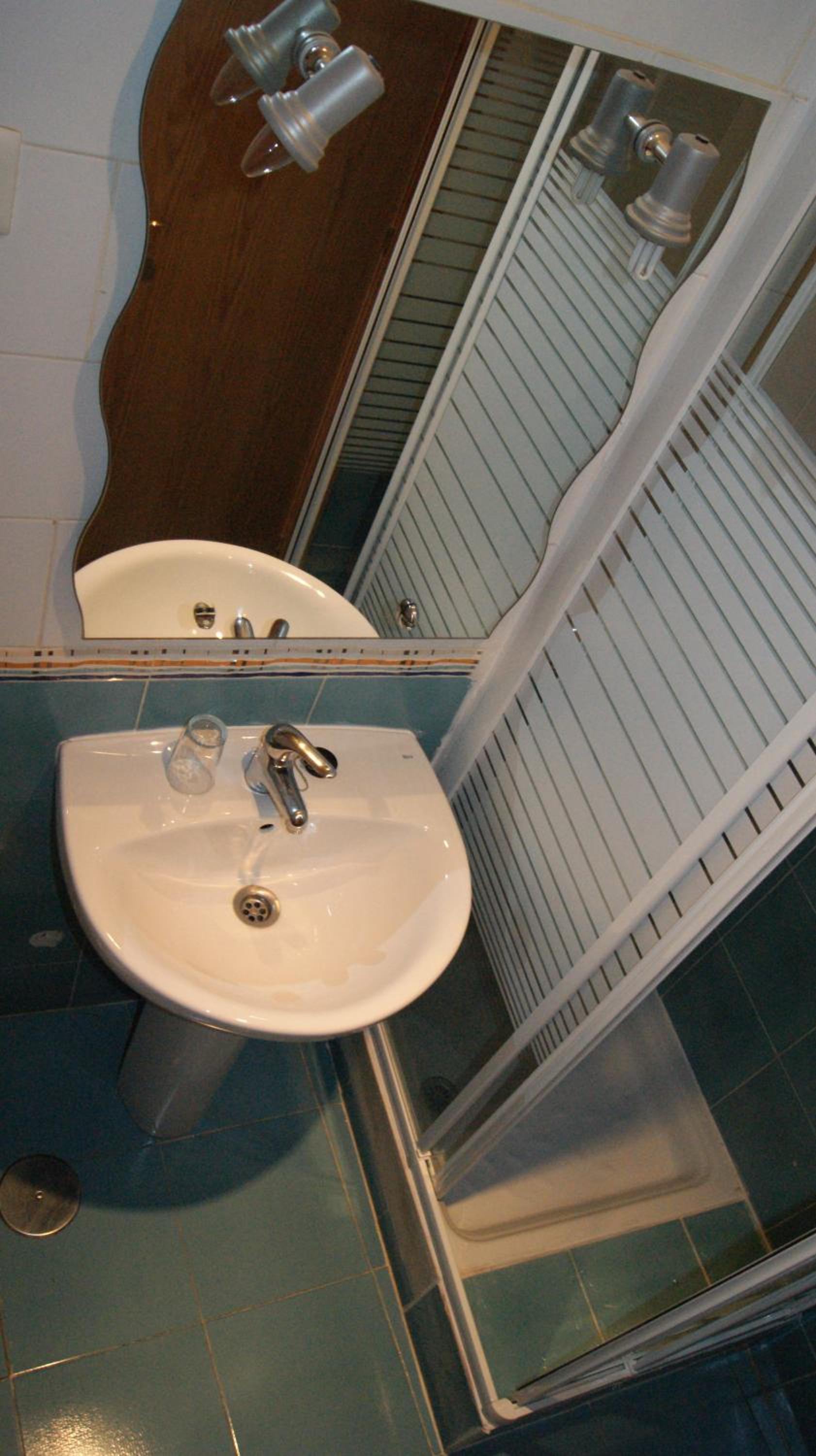 Economy Double Room with Private Bathroom - Photo 4