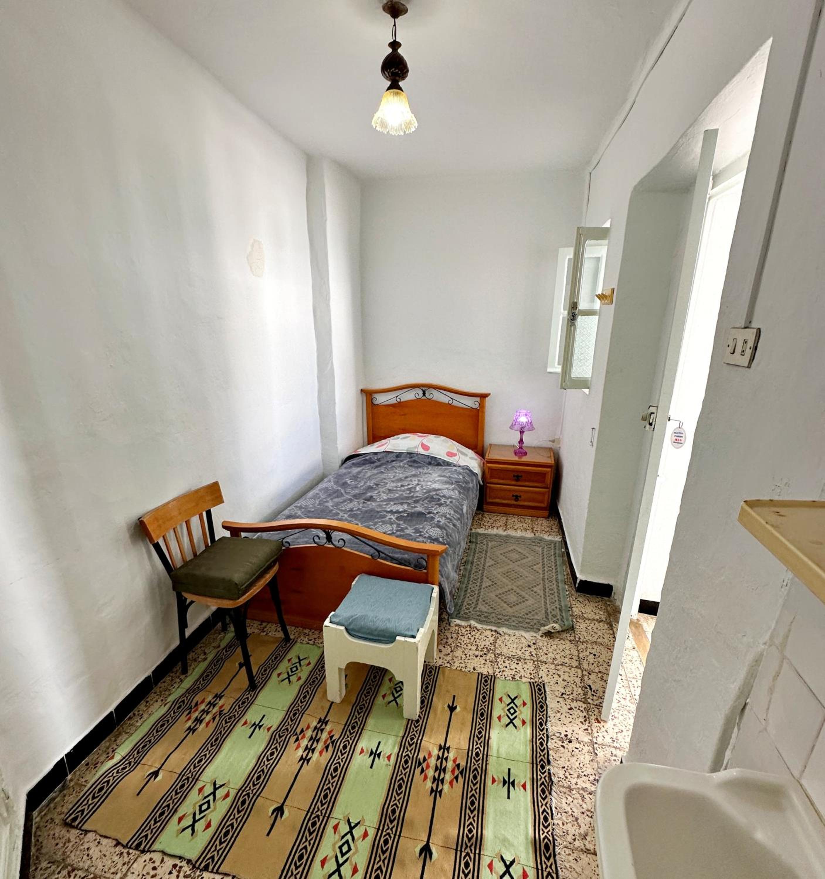 Single Room with Shared Shower and Toilet photo 3