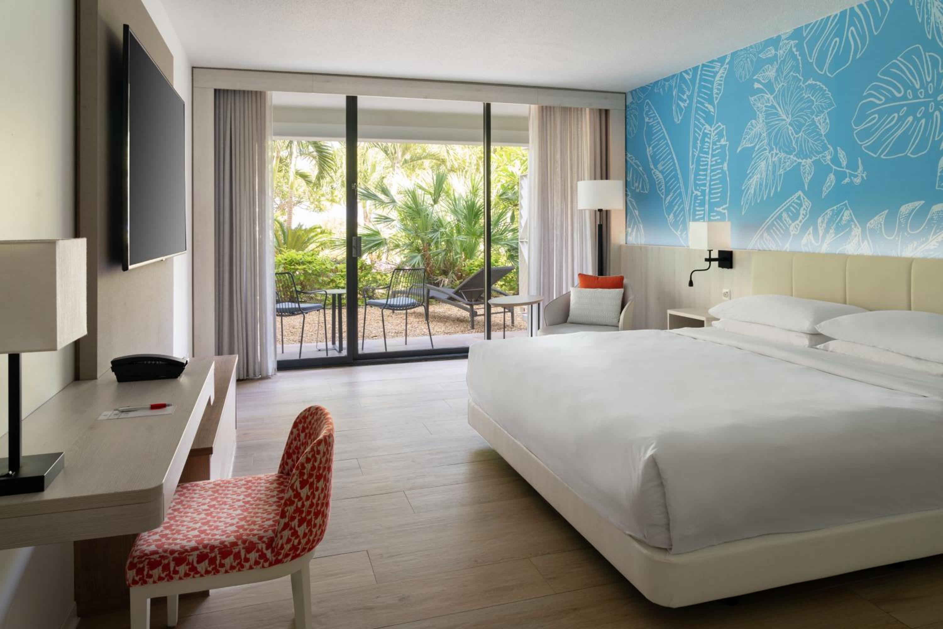 Guest room, 1 King, Garden View, Balcony - Photo 1