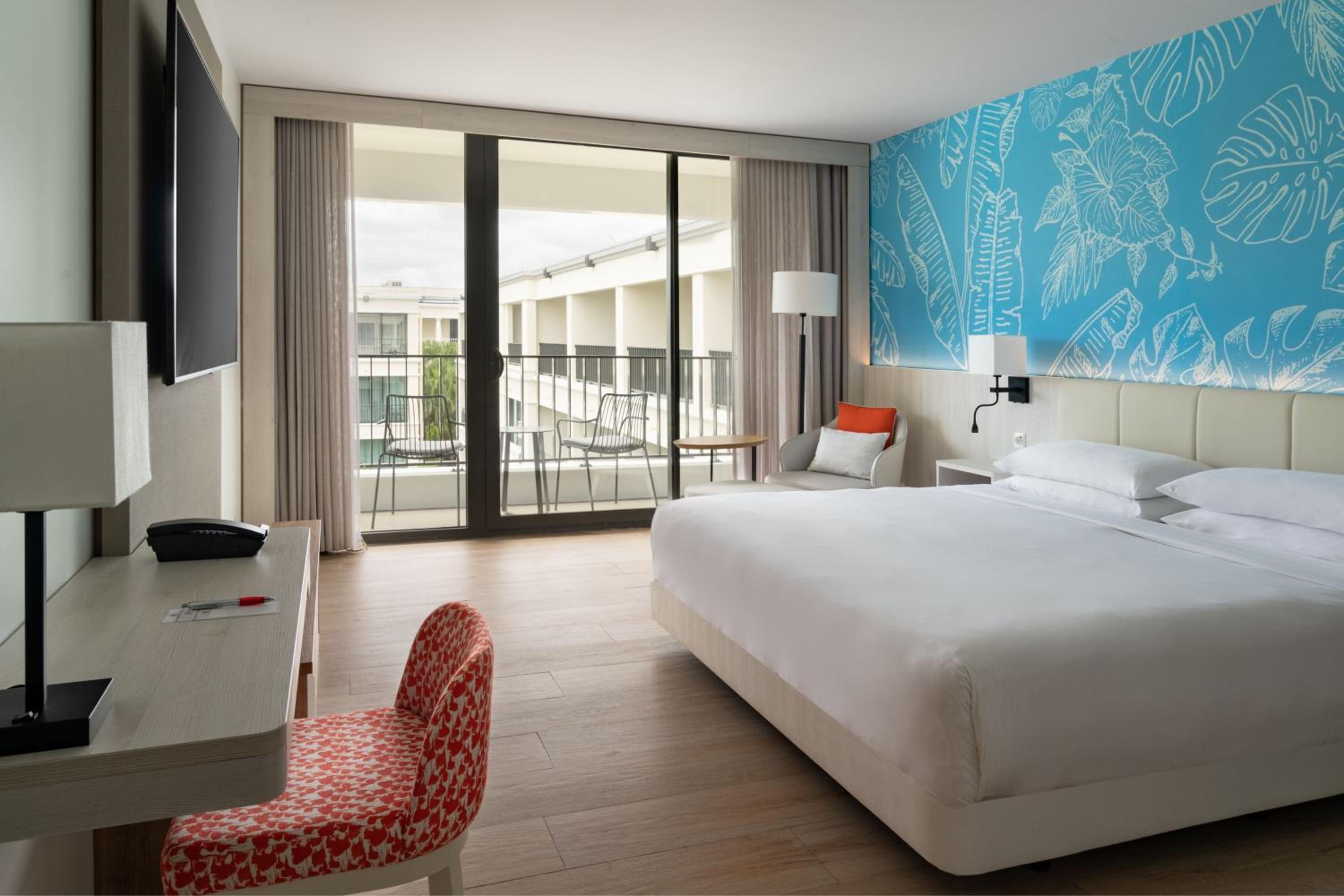 Partial Ocean view, King bed - Photo 1
