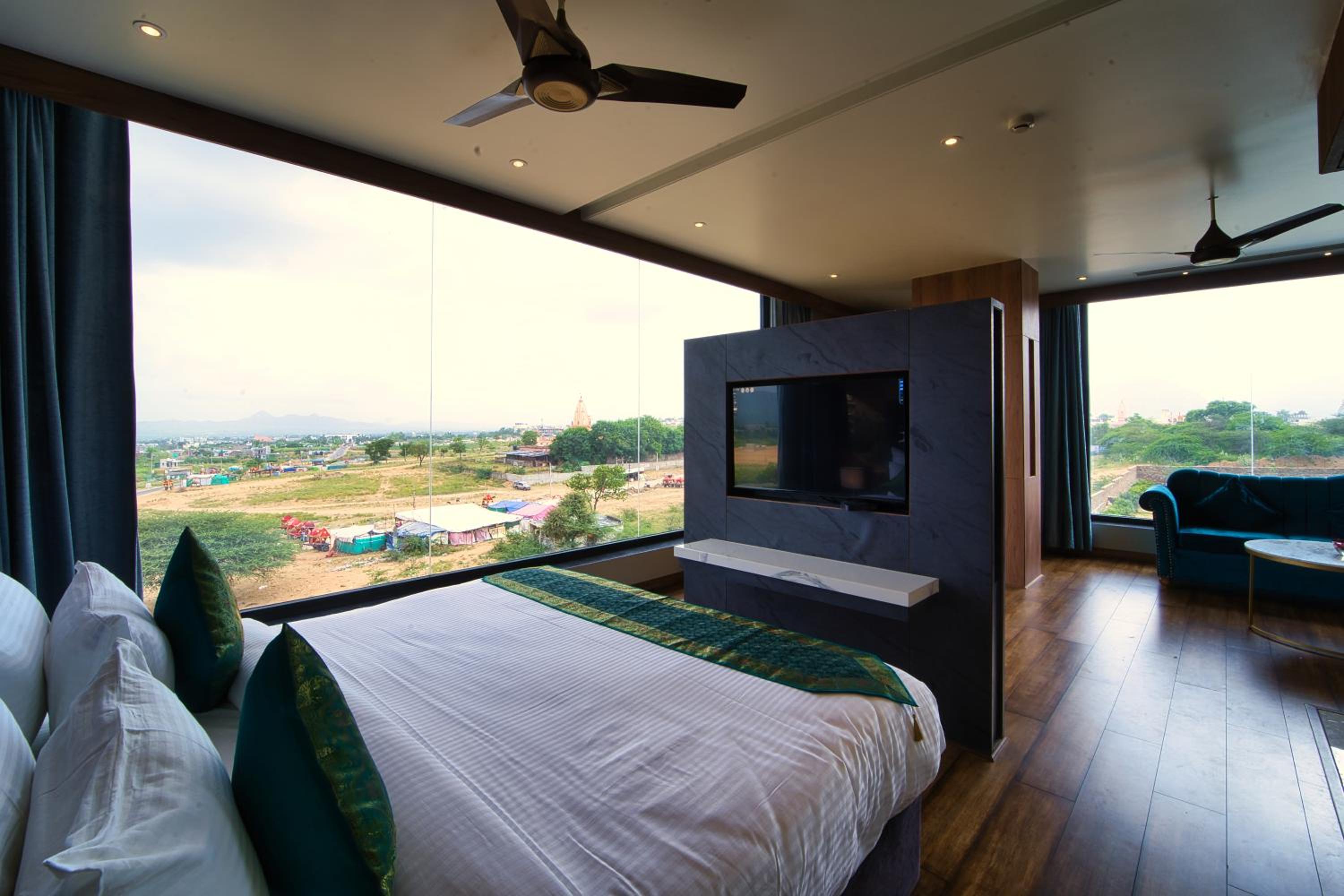 Privilege Suite - Photo 1