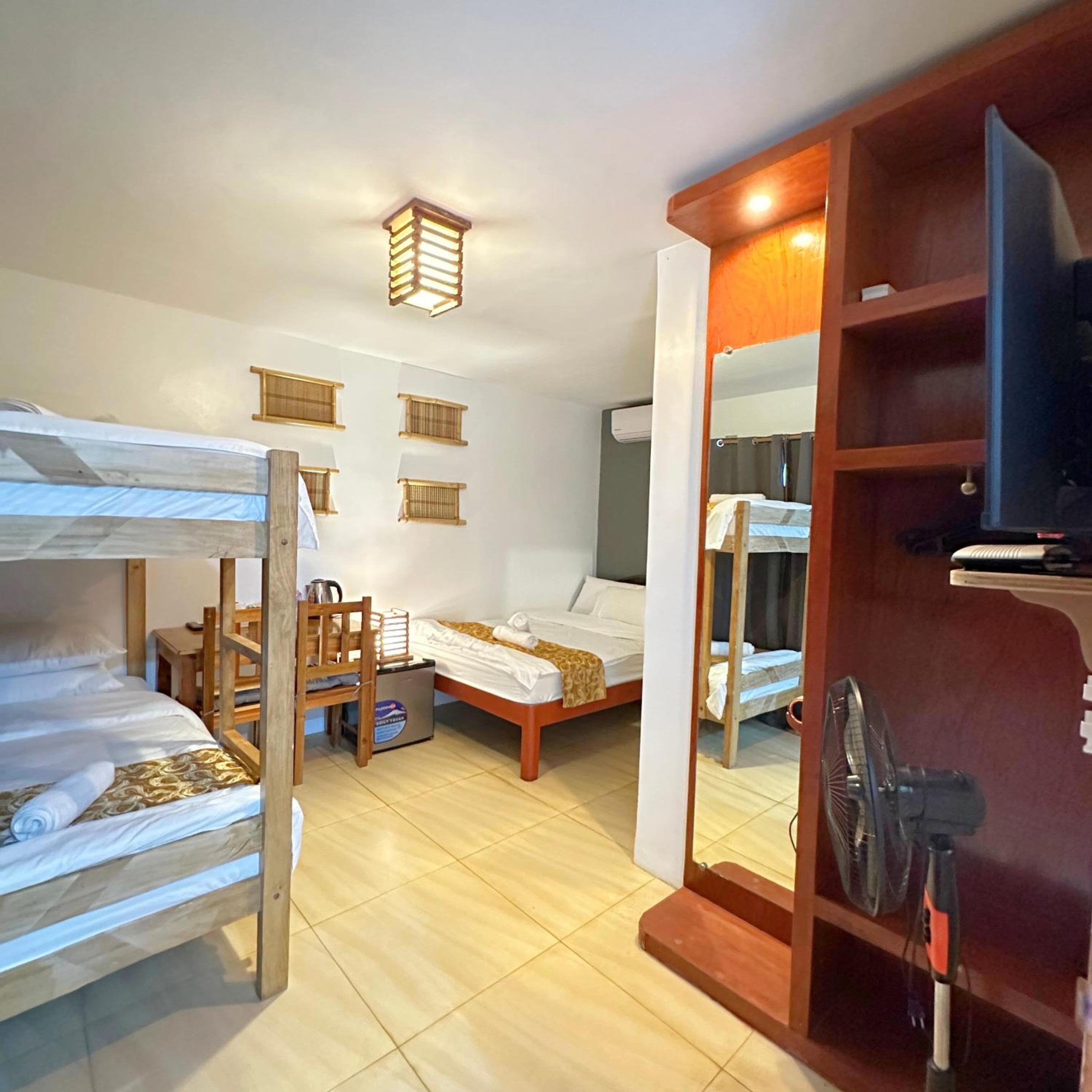 Quadruple Room with Private Bathroom - Photo 4
