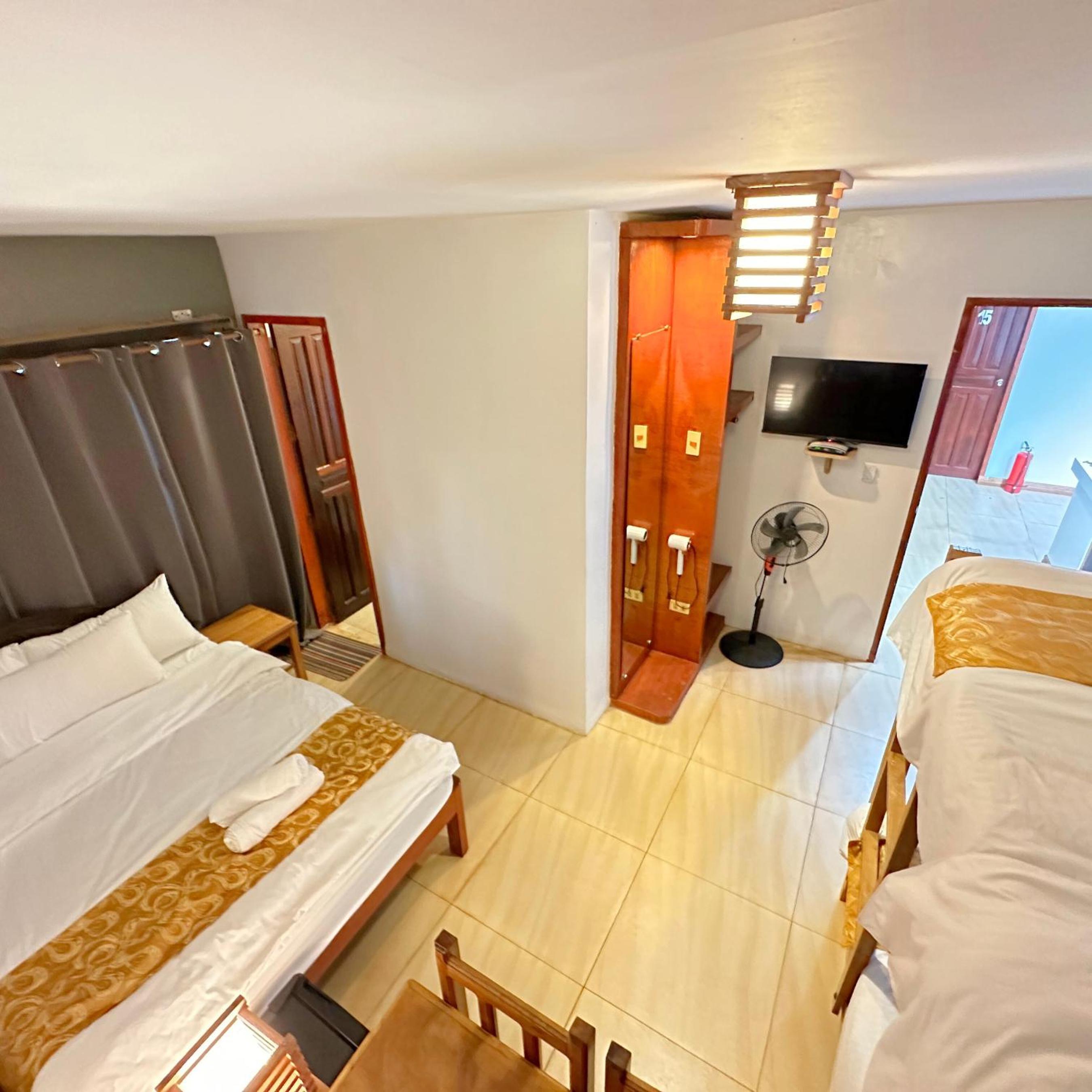 Quadruple Room with Private Bathroom - Photo 2