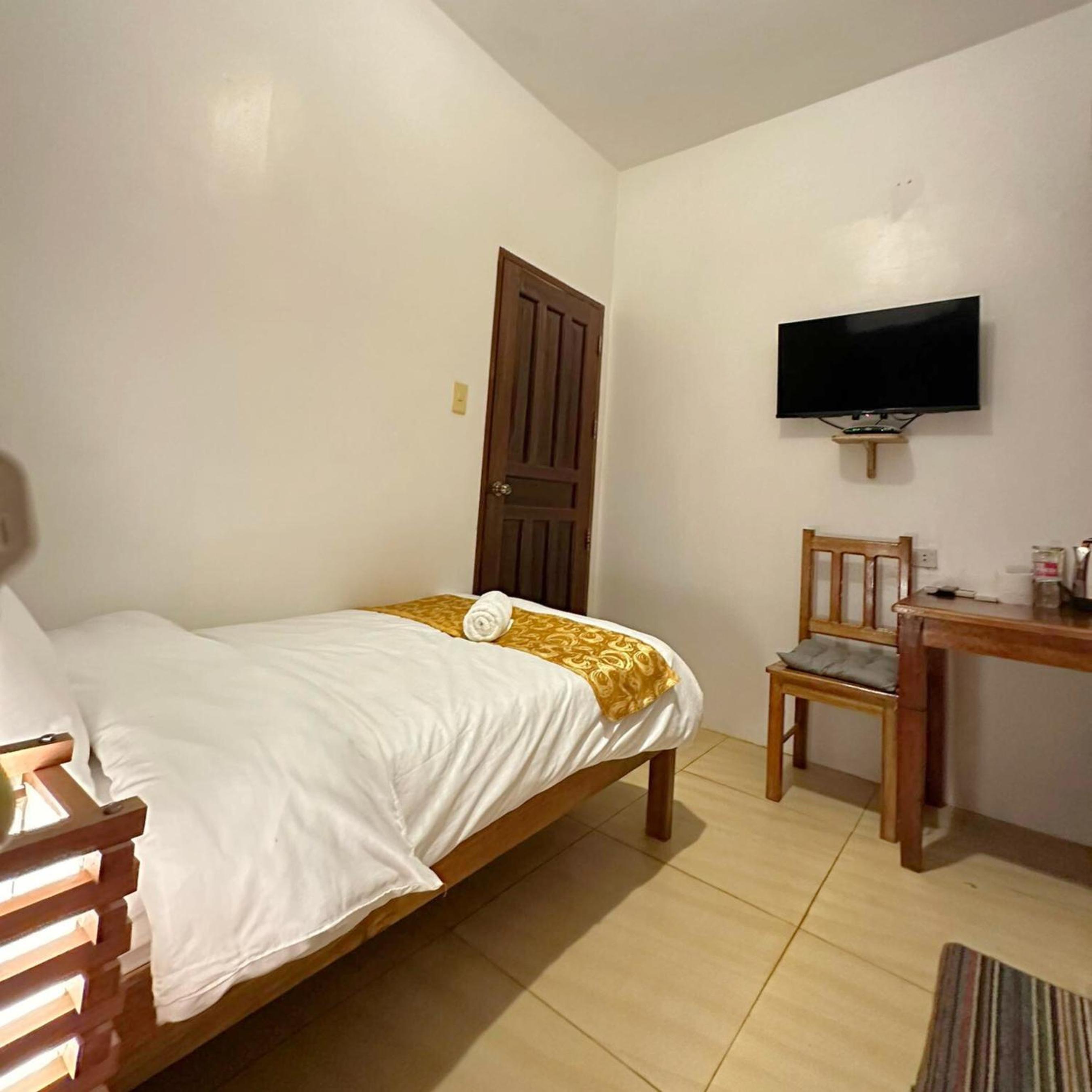 Single Room with Private Bathroom photo 2