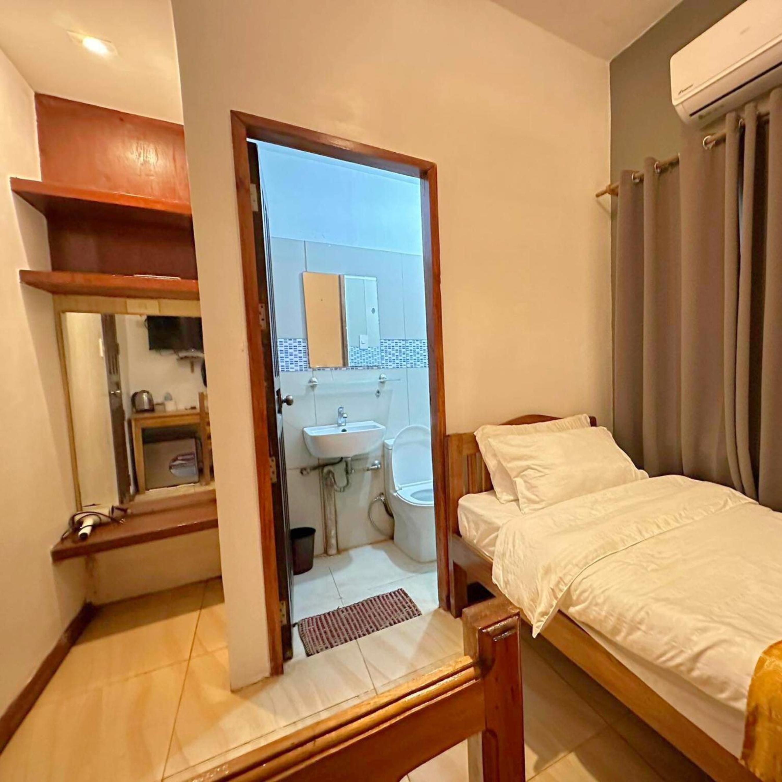 Single Room with Private Bathroom photo 3