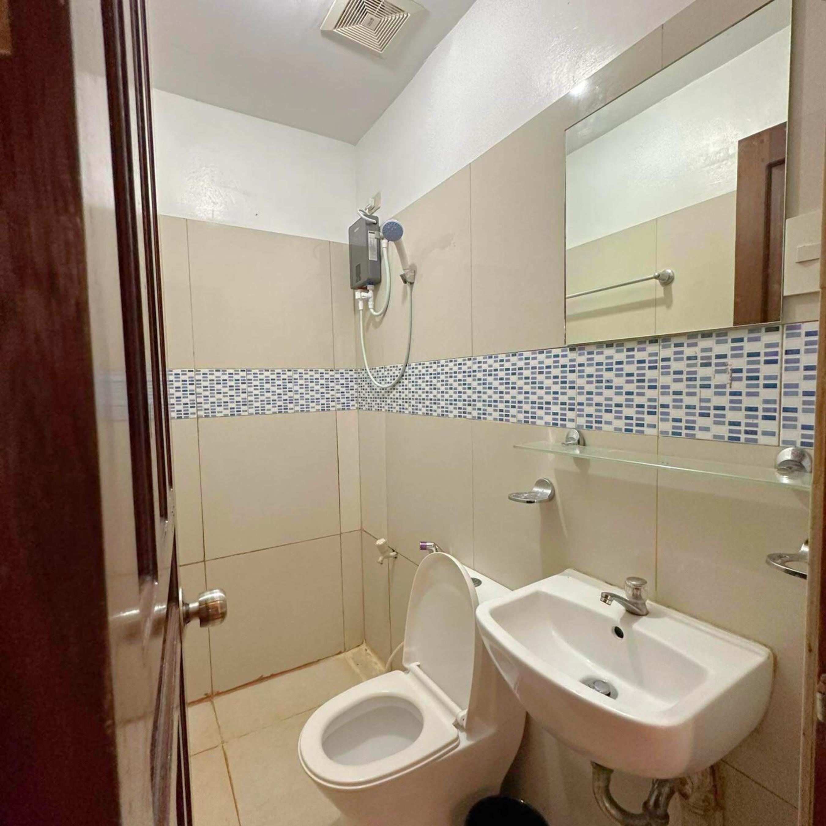 Double Room with Private Bathroom - Photo 2