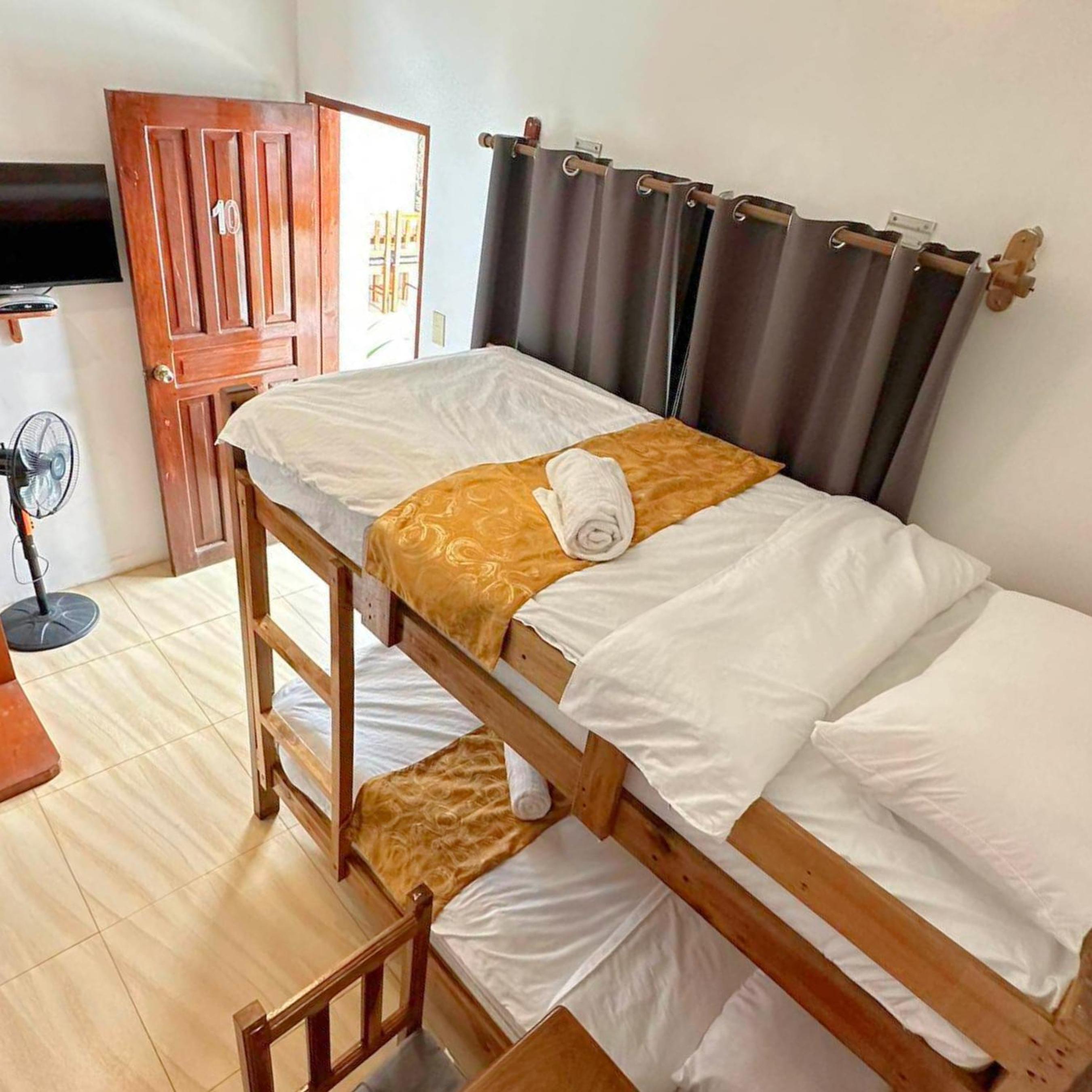 Quadruple Room with Private Bathroom - Photo 3