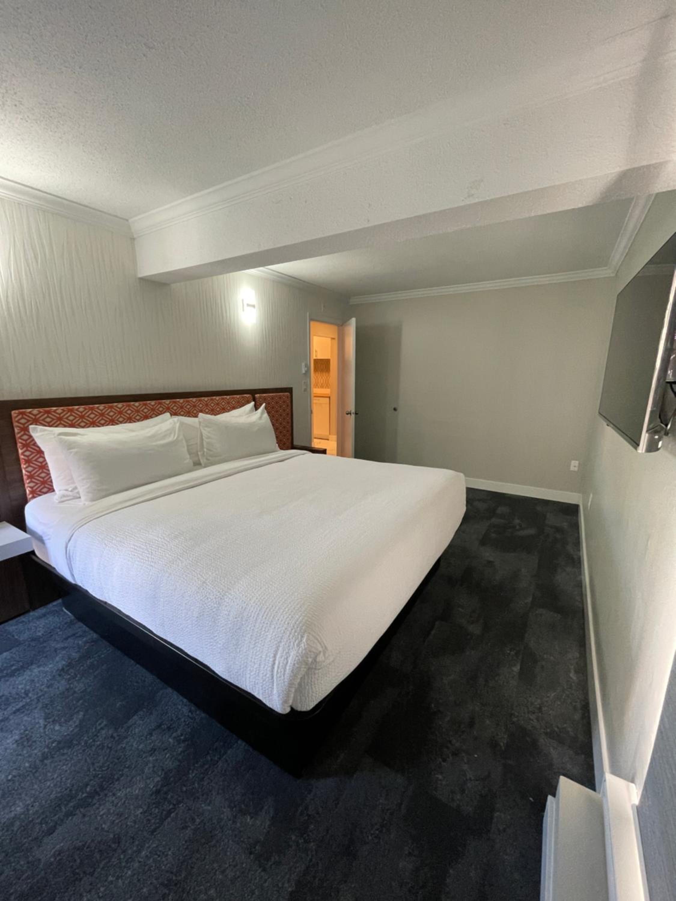 King Suite - Non Smoking - Photo 16
