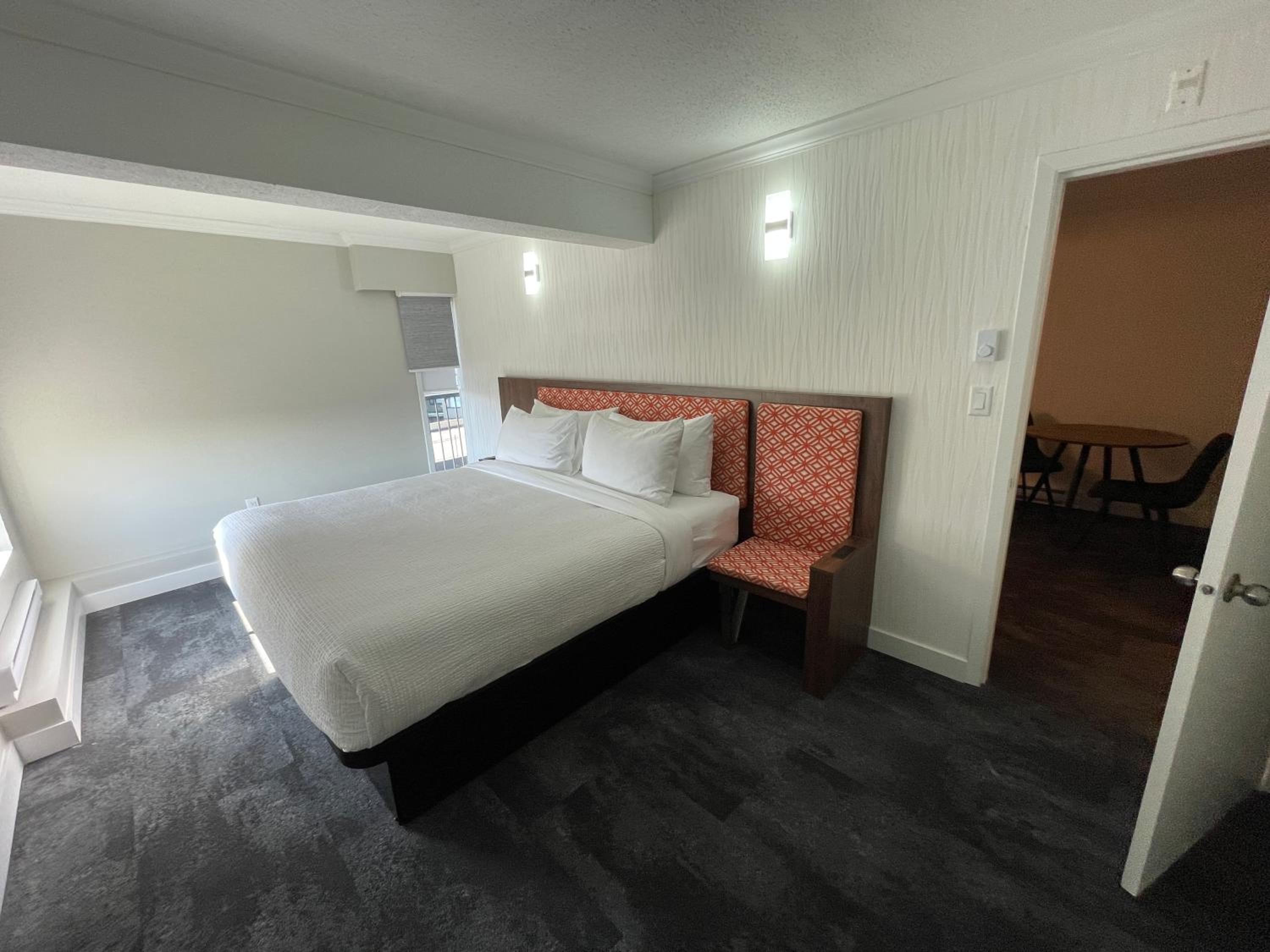 King Suite - Non Smoking - Photo 3