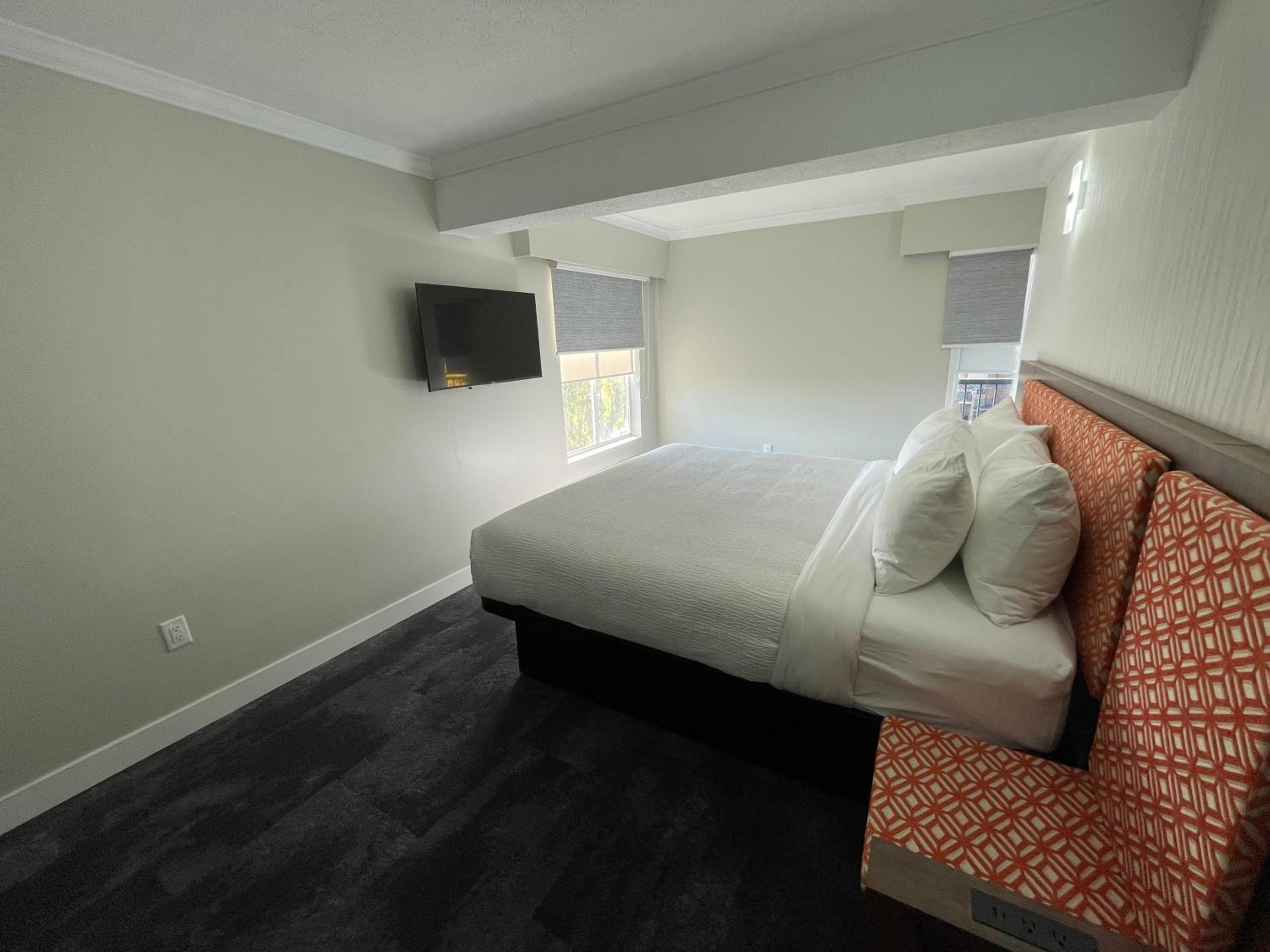 King Suite - Non Smoking - Photo 11