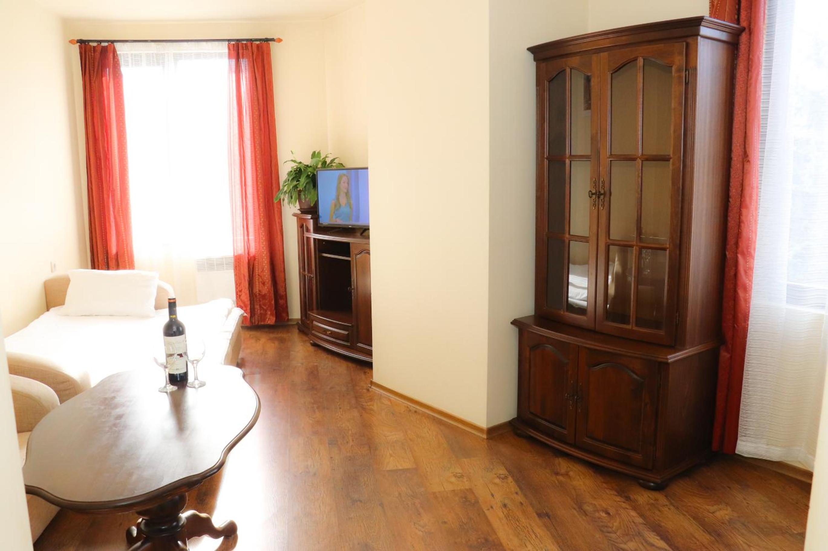 One-Bedroom Apartment photo 2