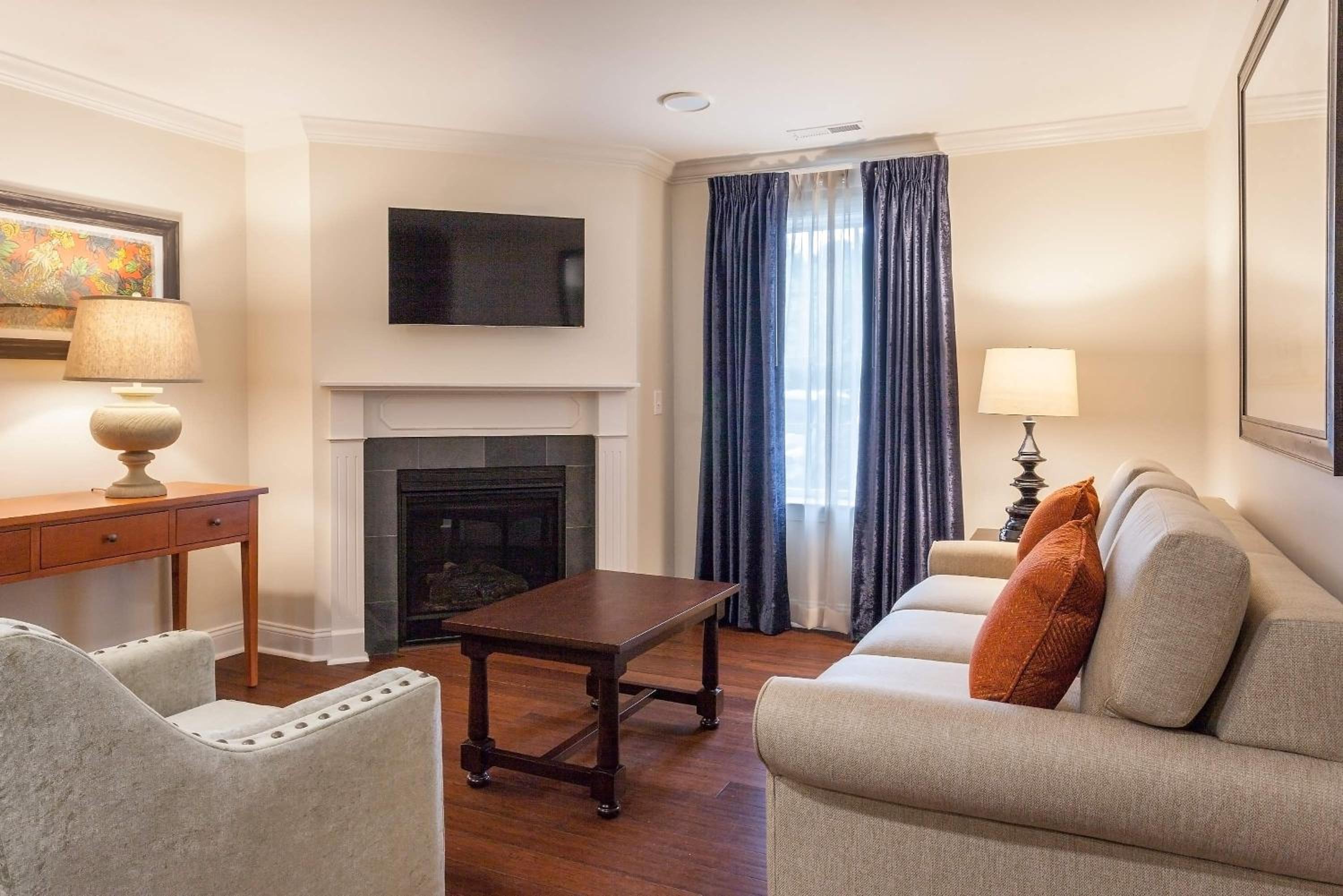 Suite with One Queen Bed and One King Bed - Accessible/Non-Smoking photo 3