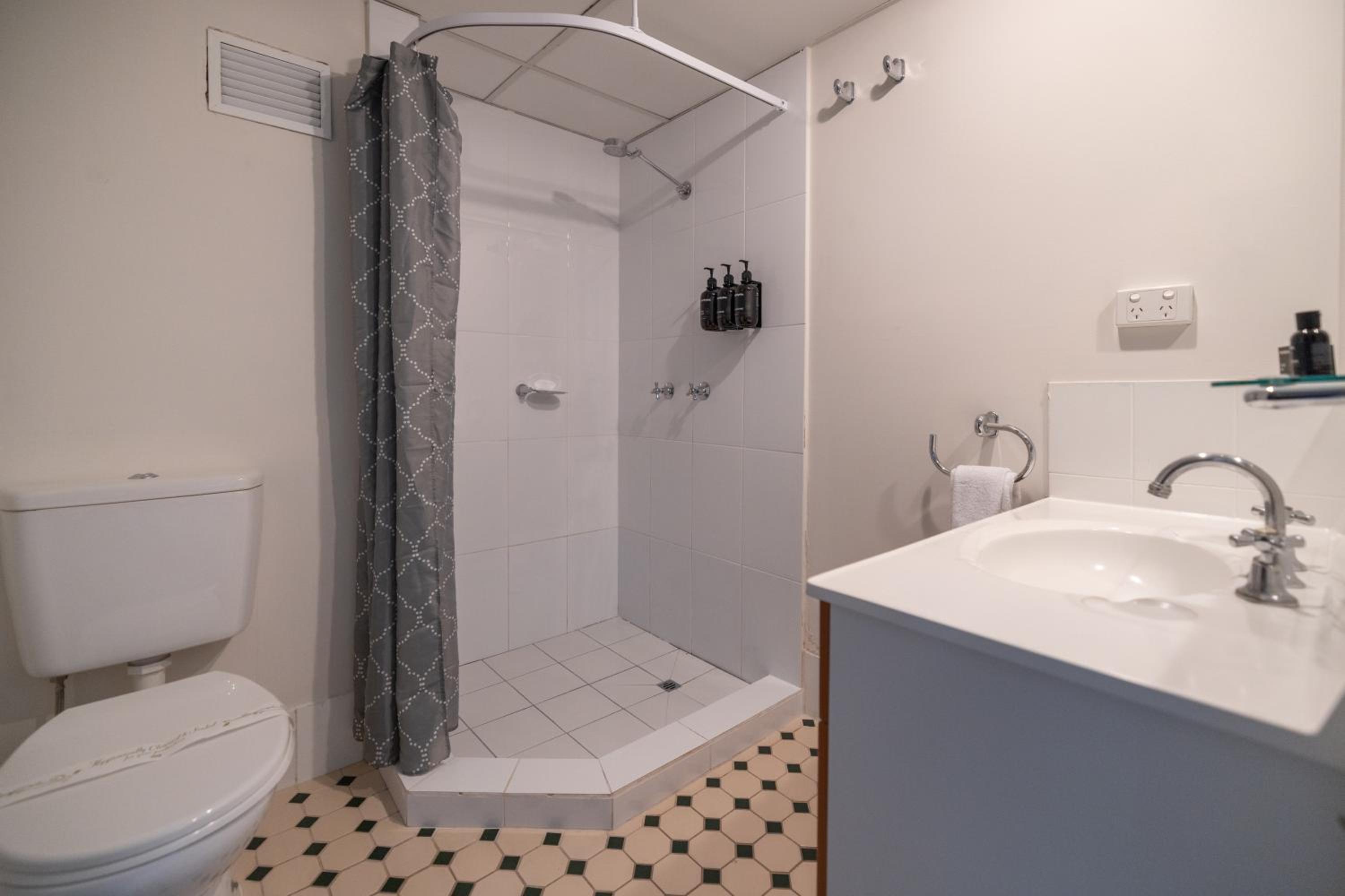 Deluxe King Room - Photo 6