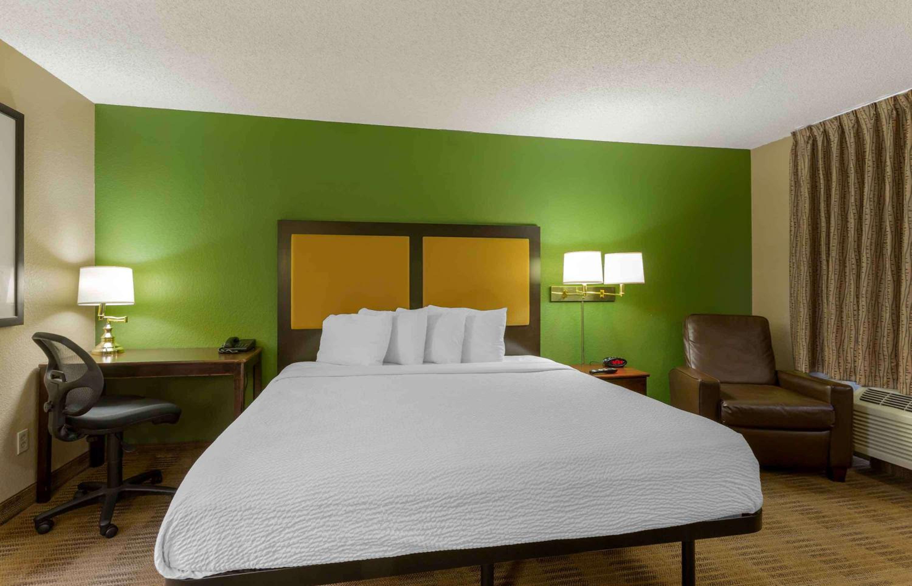 Studio with 1 King Bed - Non-Smoking - Photo 1