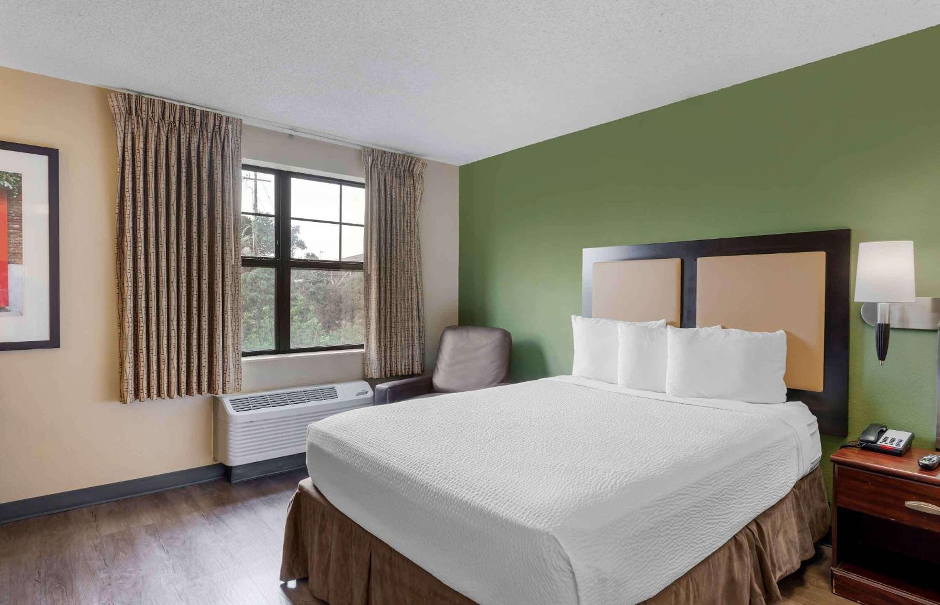 Queen studio with 1 Queen Bed - Disability Access/Non-Smoking - Photo 1
