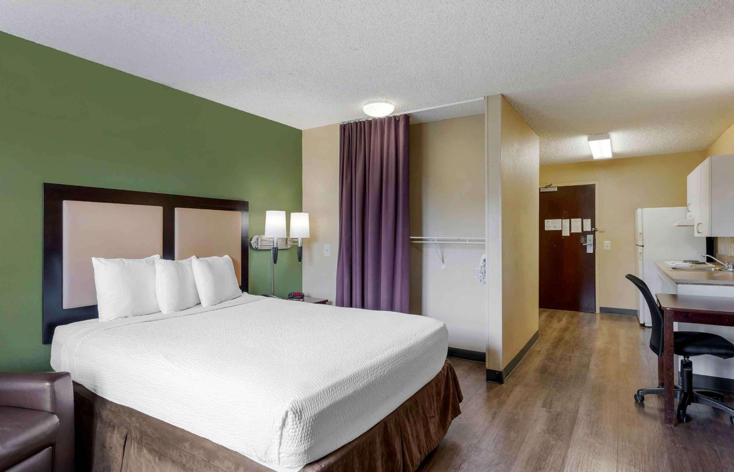 Queen studio with 1 Queen Bed - Disability Access/Non-Smoking - Photo 10