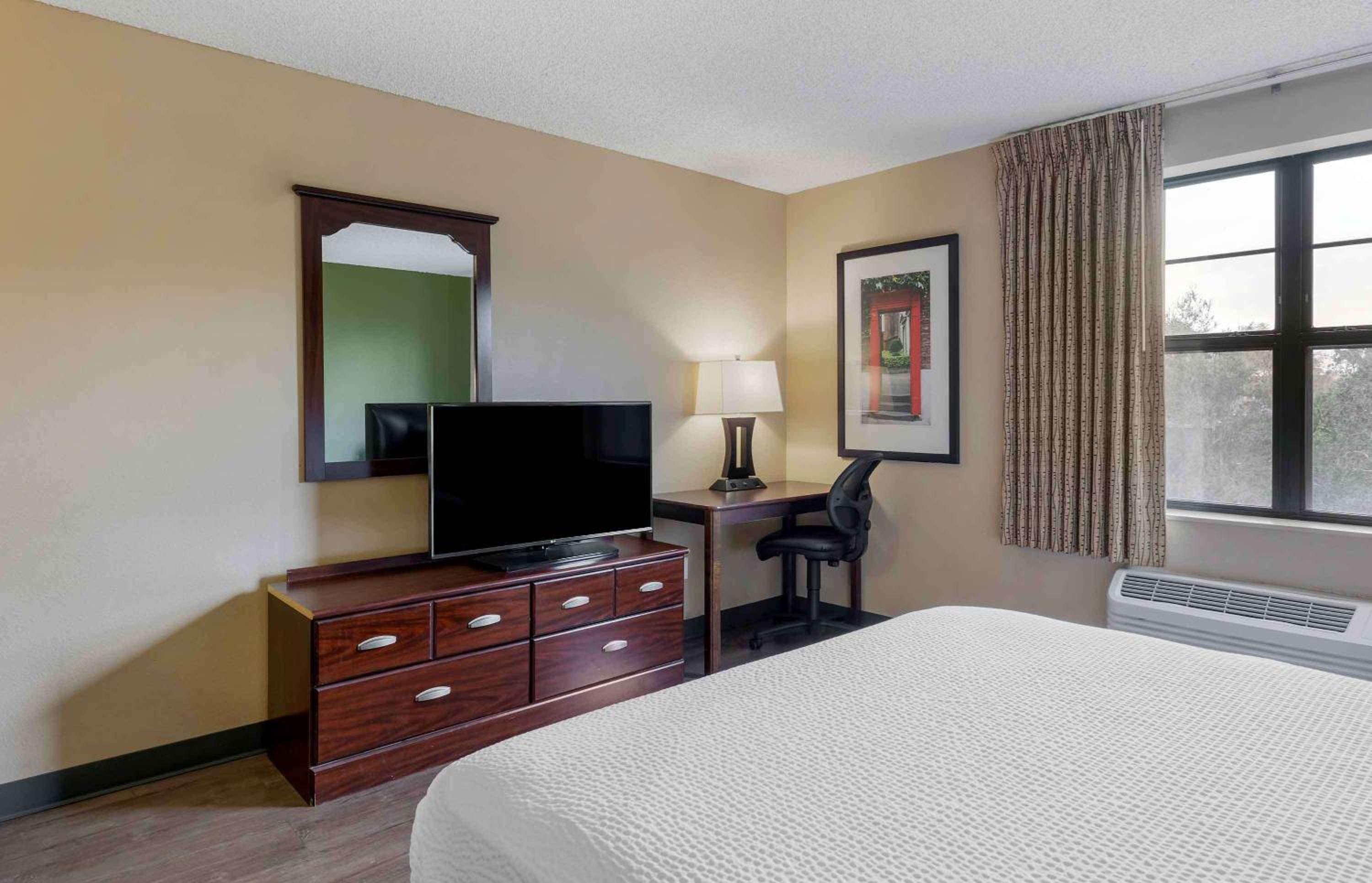 Queen studio with 1 Queen Bed - Disability Access/Non-Smoking - Photo 9