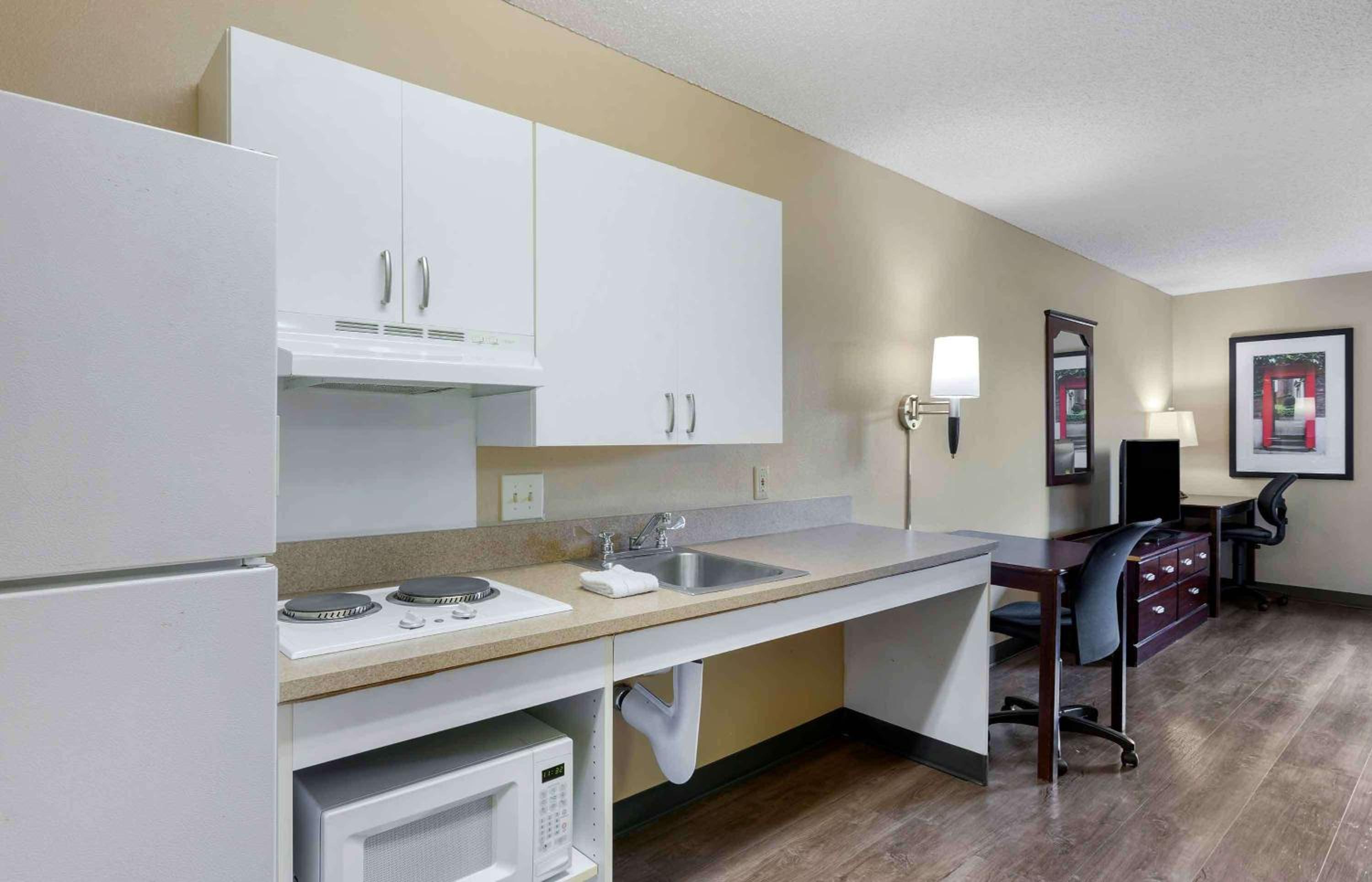 Queen studio with 1 Queen Bed - Disability Access/Non-Smoking - Photo 8