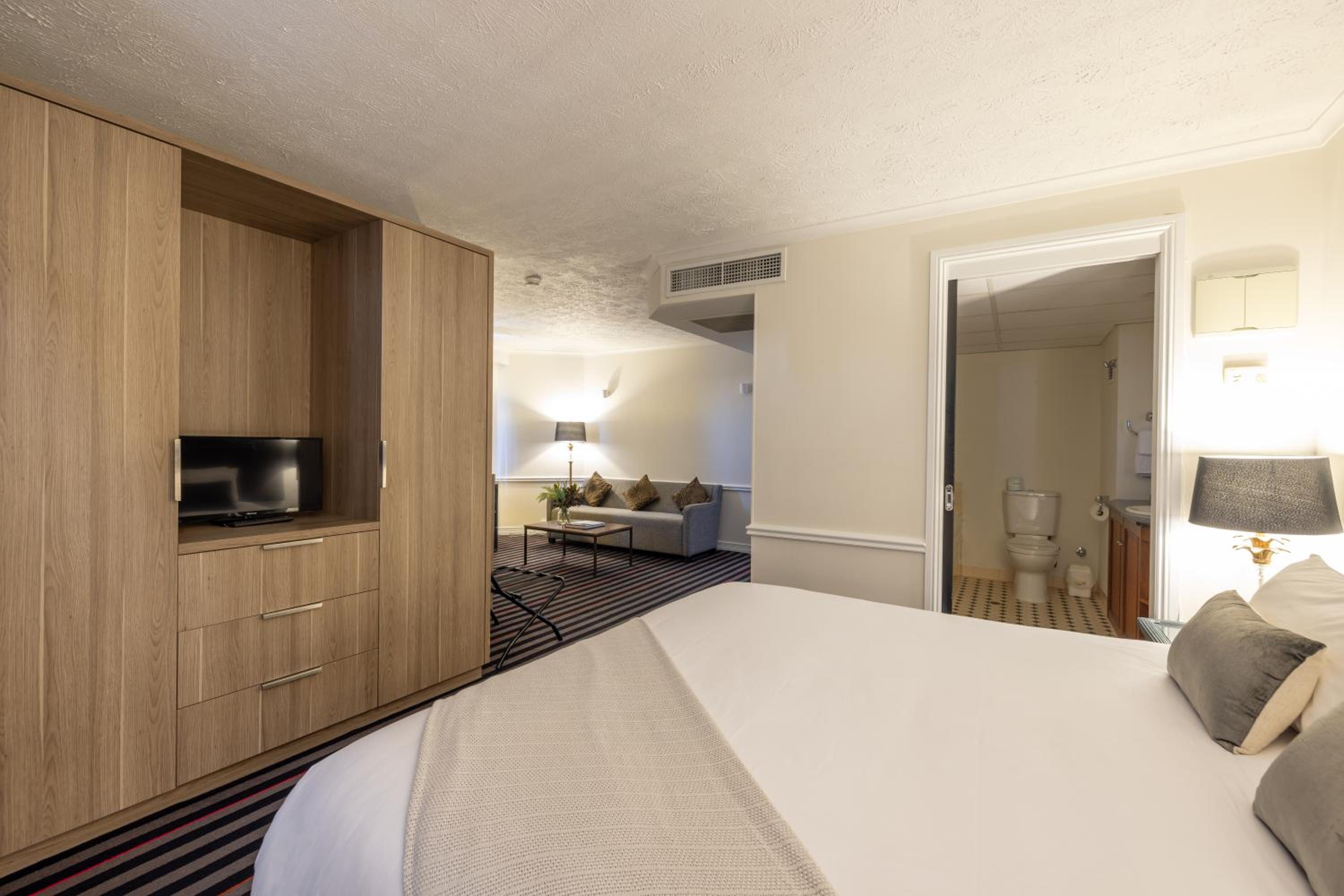 Executive King Suite - Photo 7