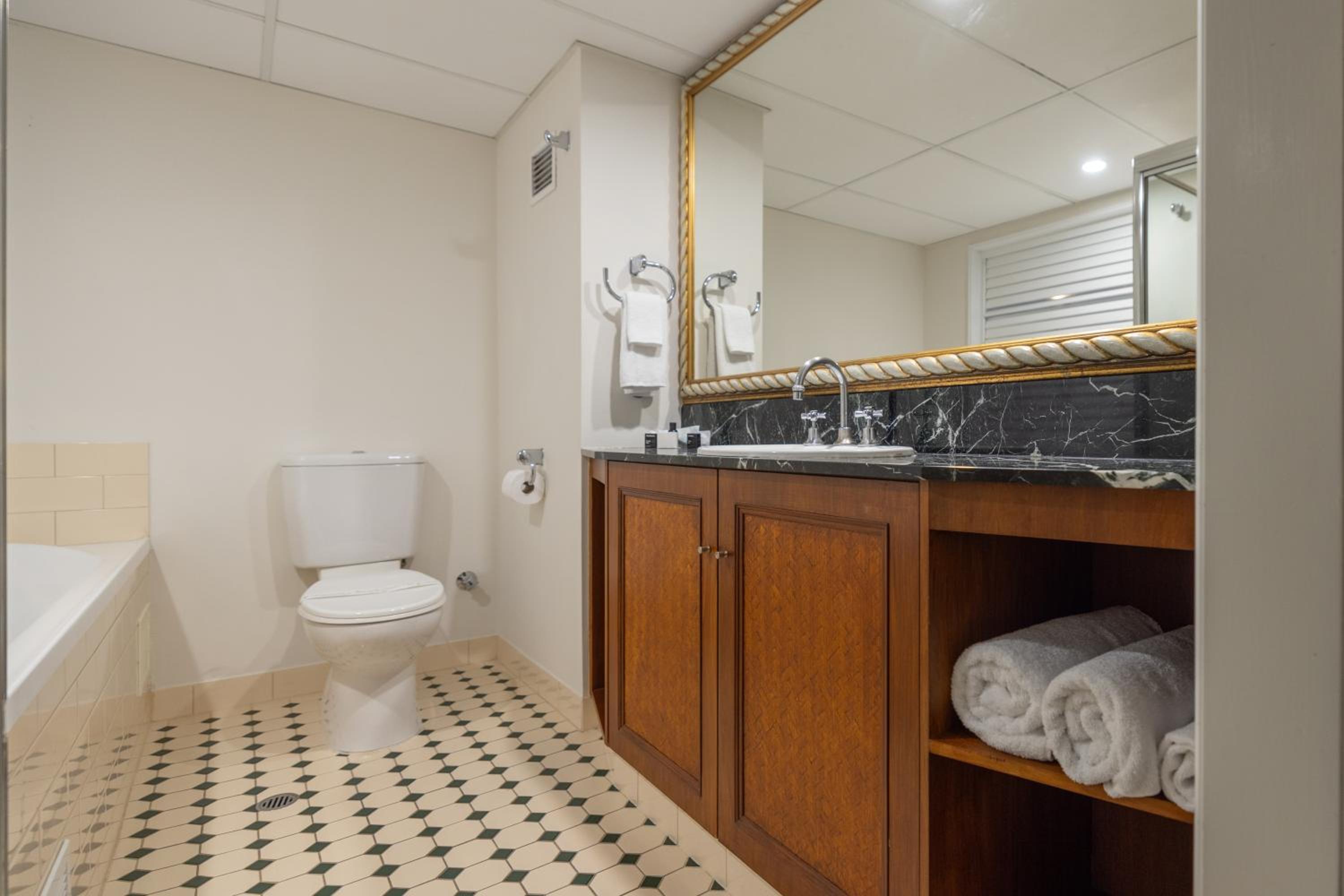 Executive King Suite - Photo 4