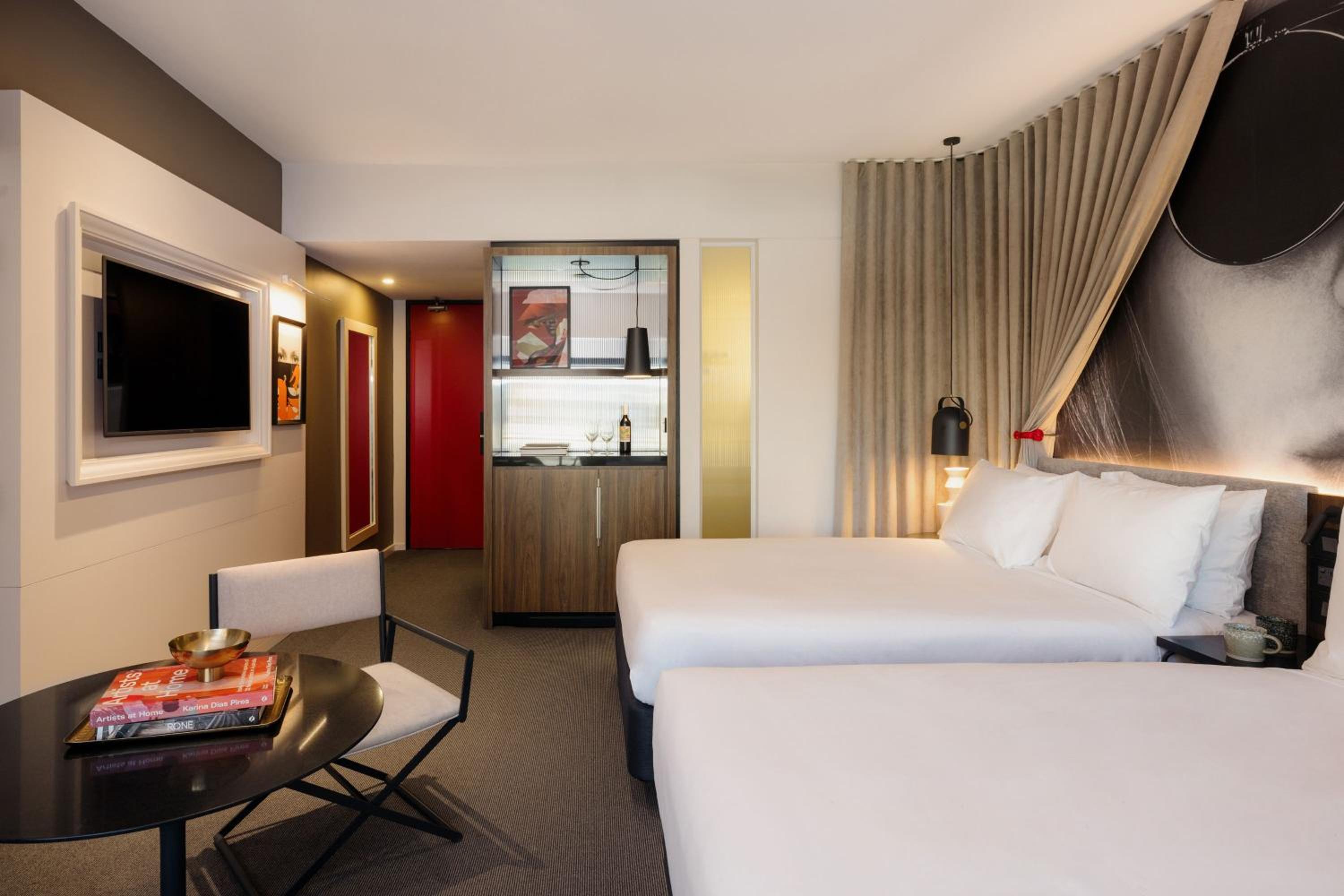 Standard Double Room with Two Double Beds and City View - Photo 4