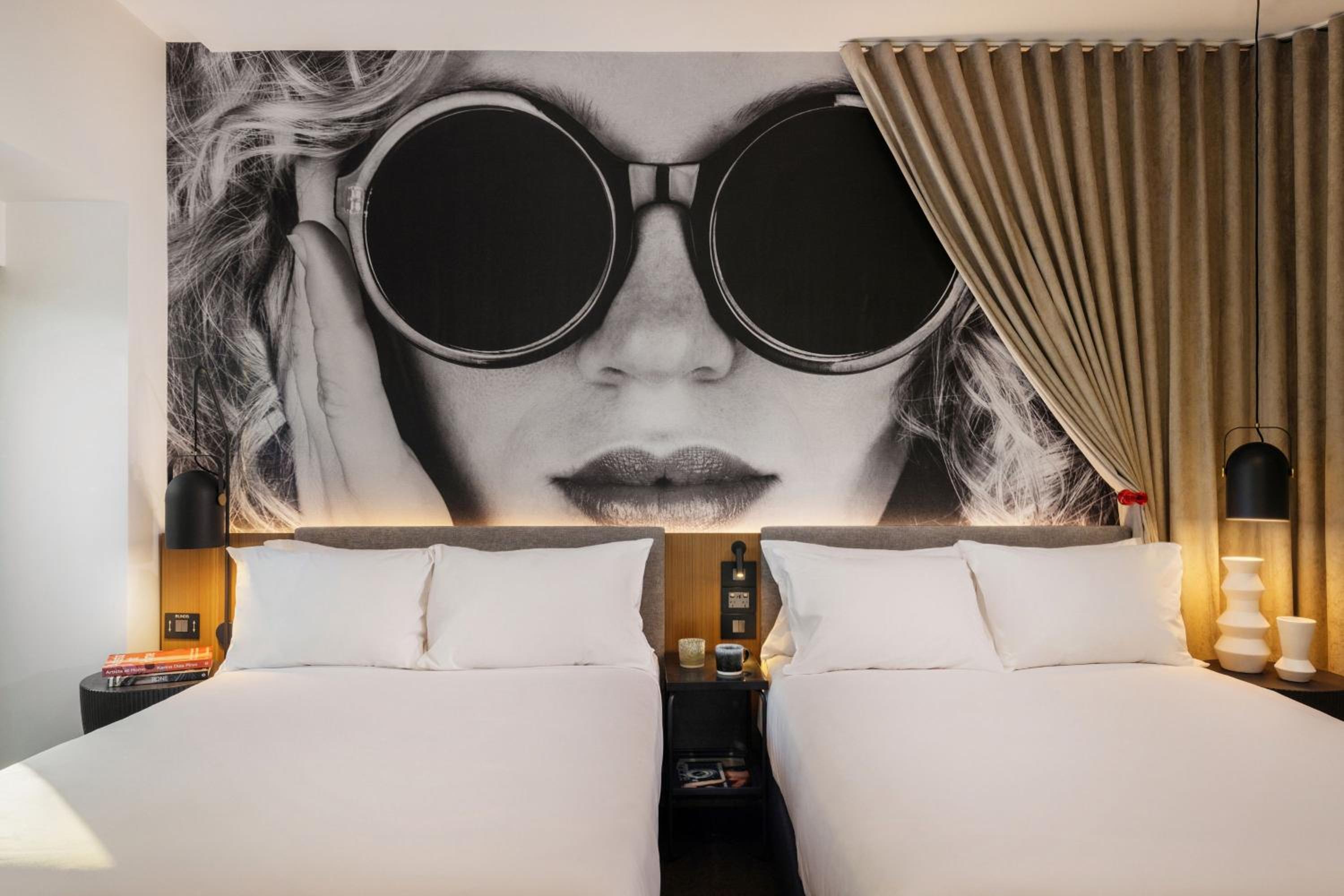 Standard Double Room with Two Double Beds and Atrium View - Photo 4