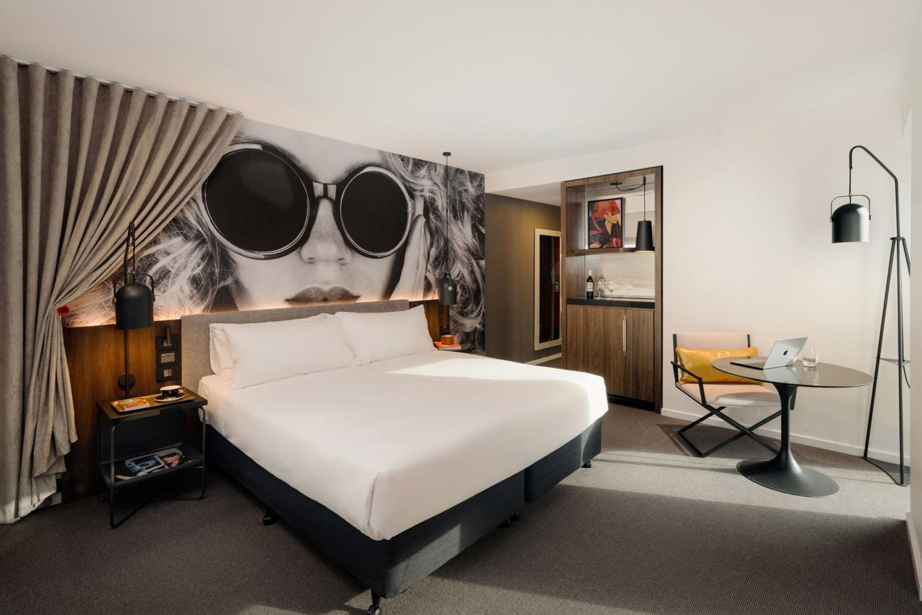 Premium King Room - Photo 4