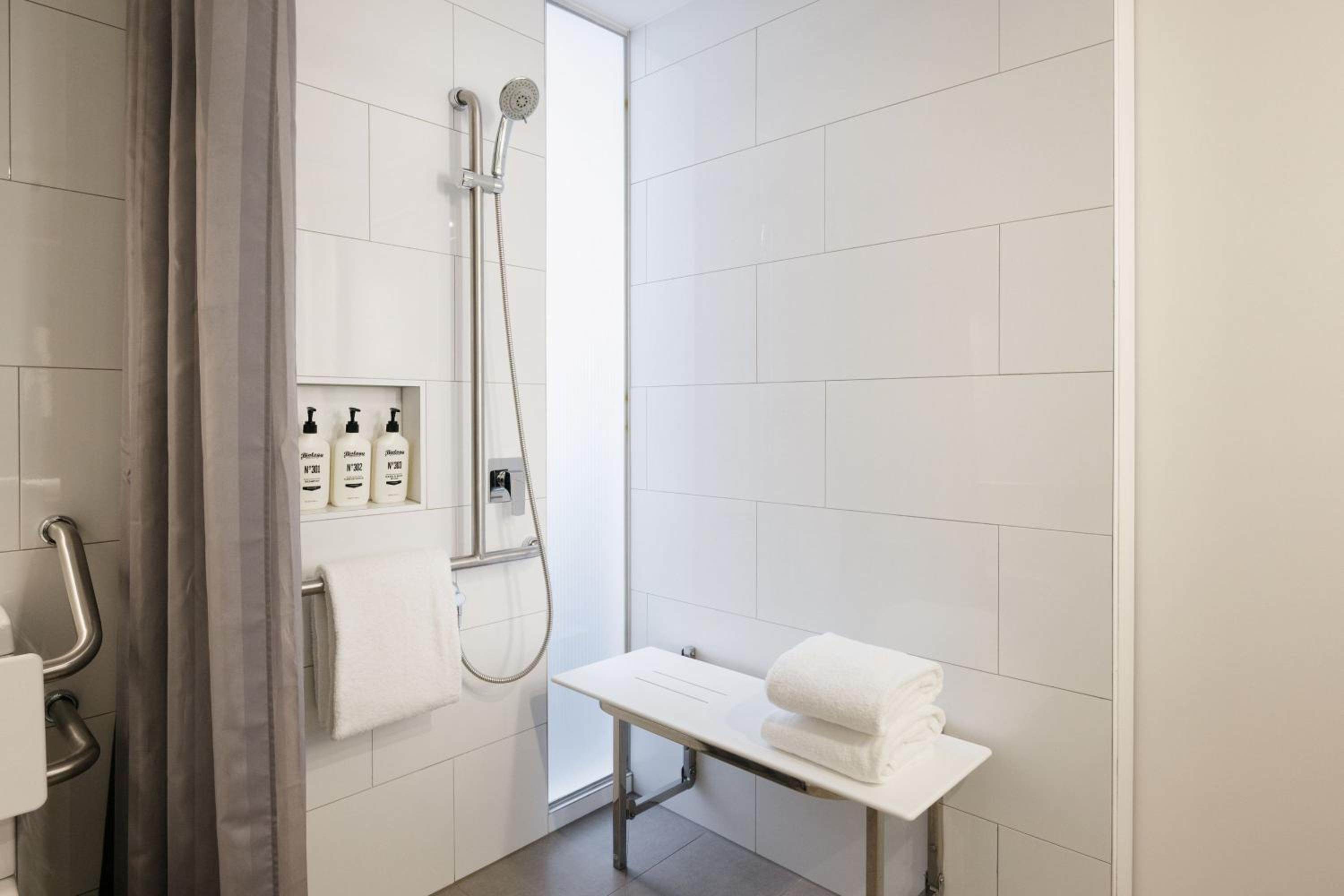 Standard King Room with City View - Accessible - Photo 3