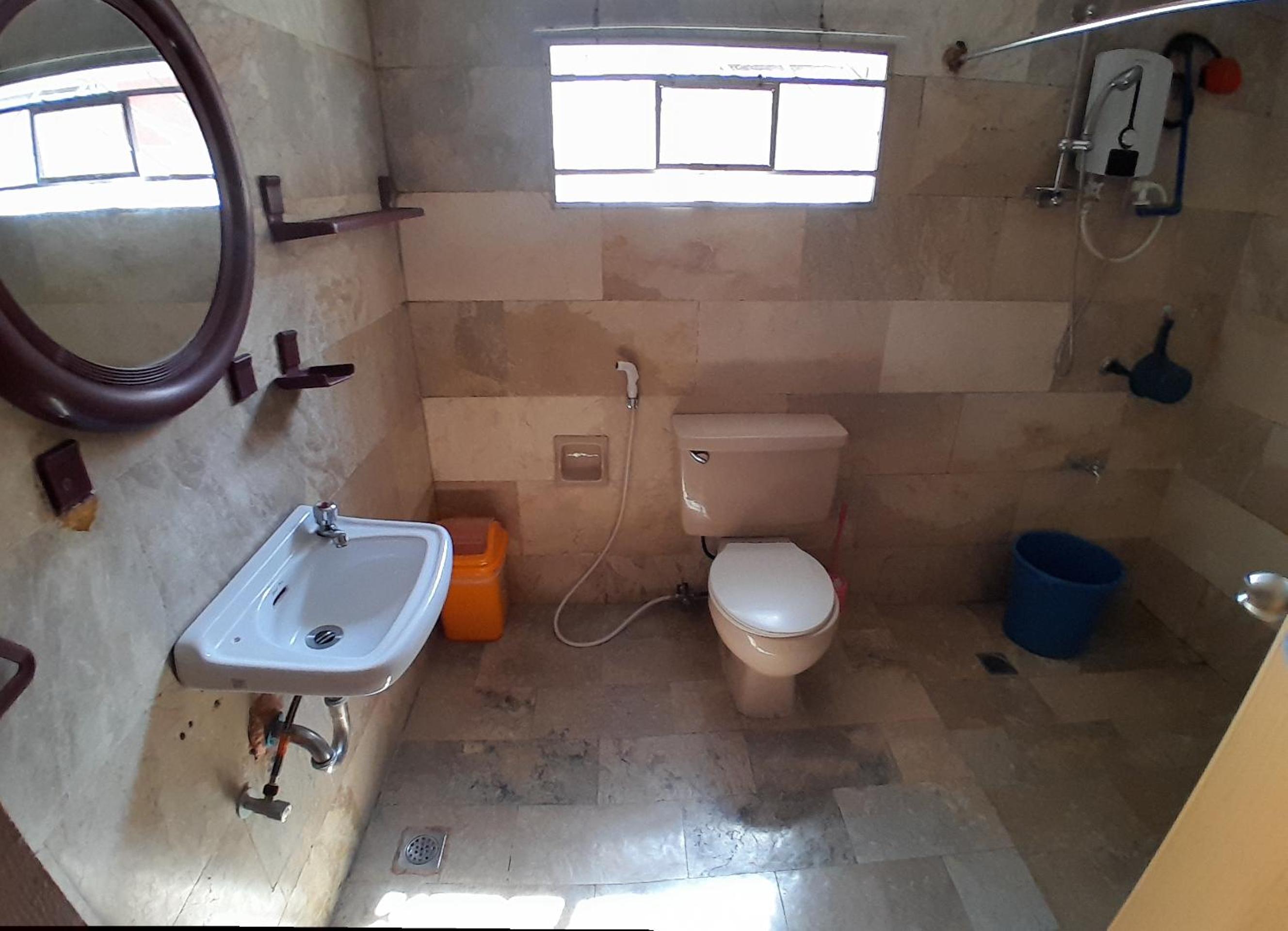 Family Room with Private Bathroom - Photo 2