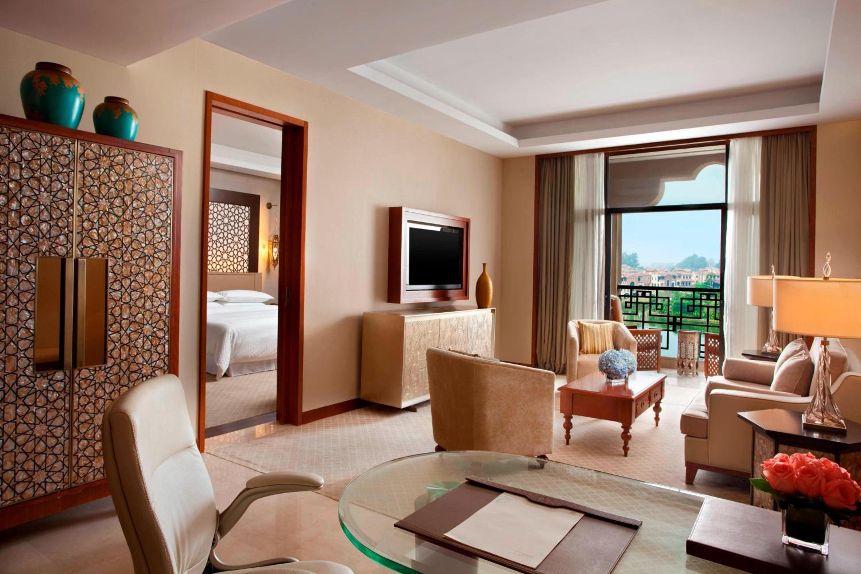 Executive Suite, 1 King, Lake view, Balcony