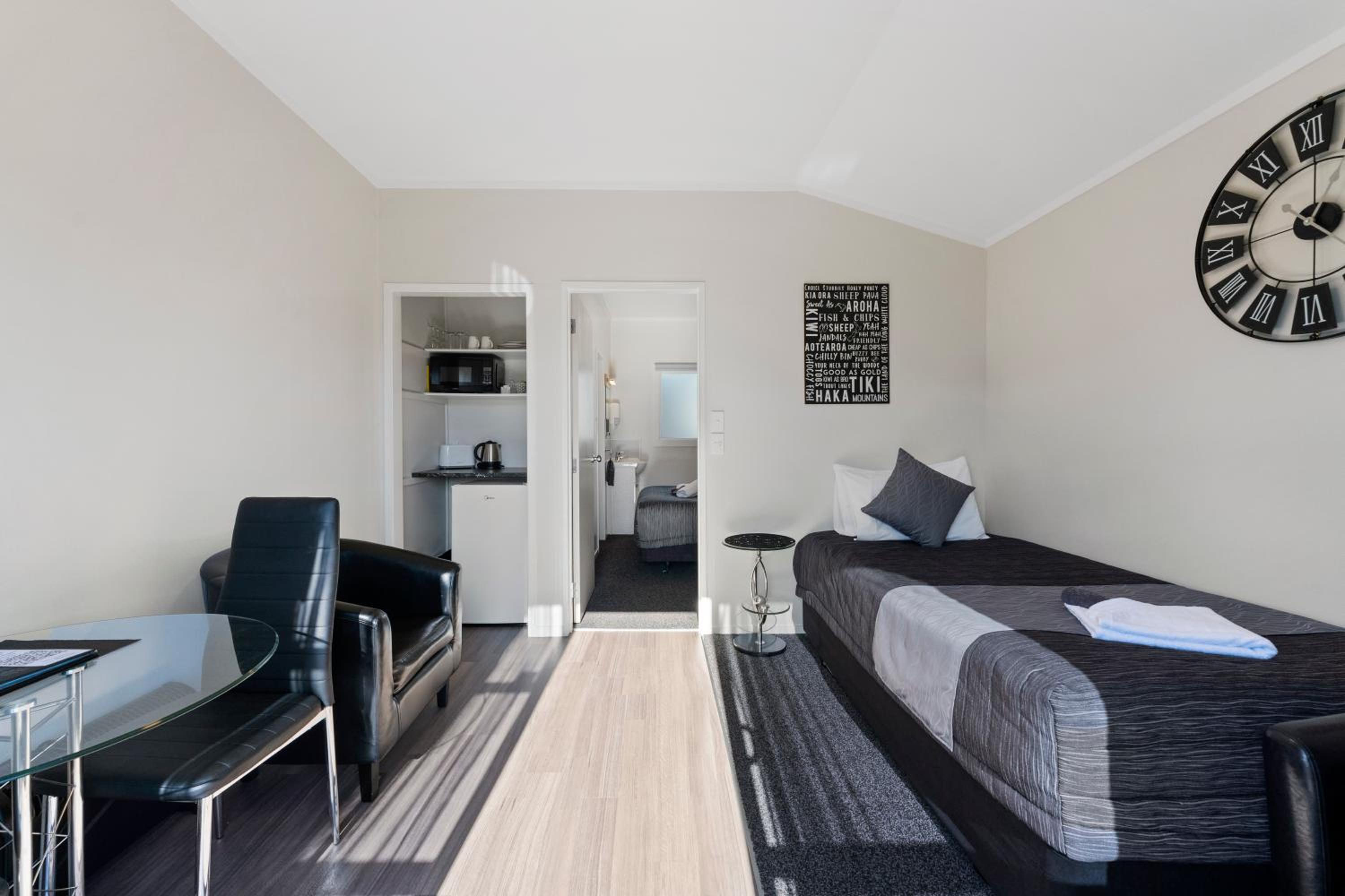 Deluxe Queen Suite - Photo 1