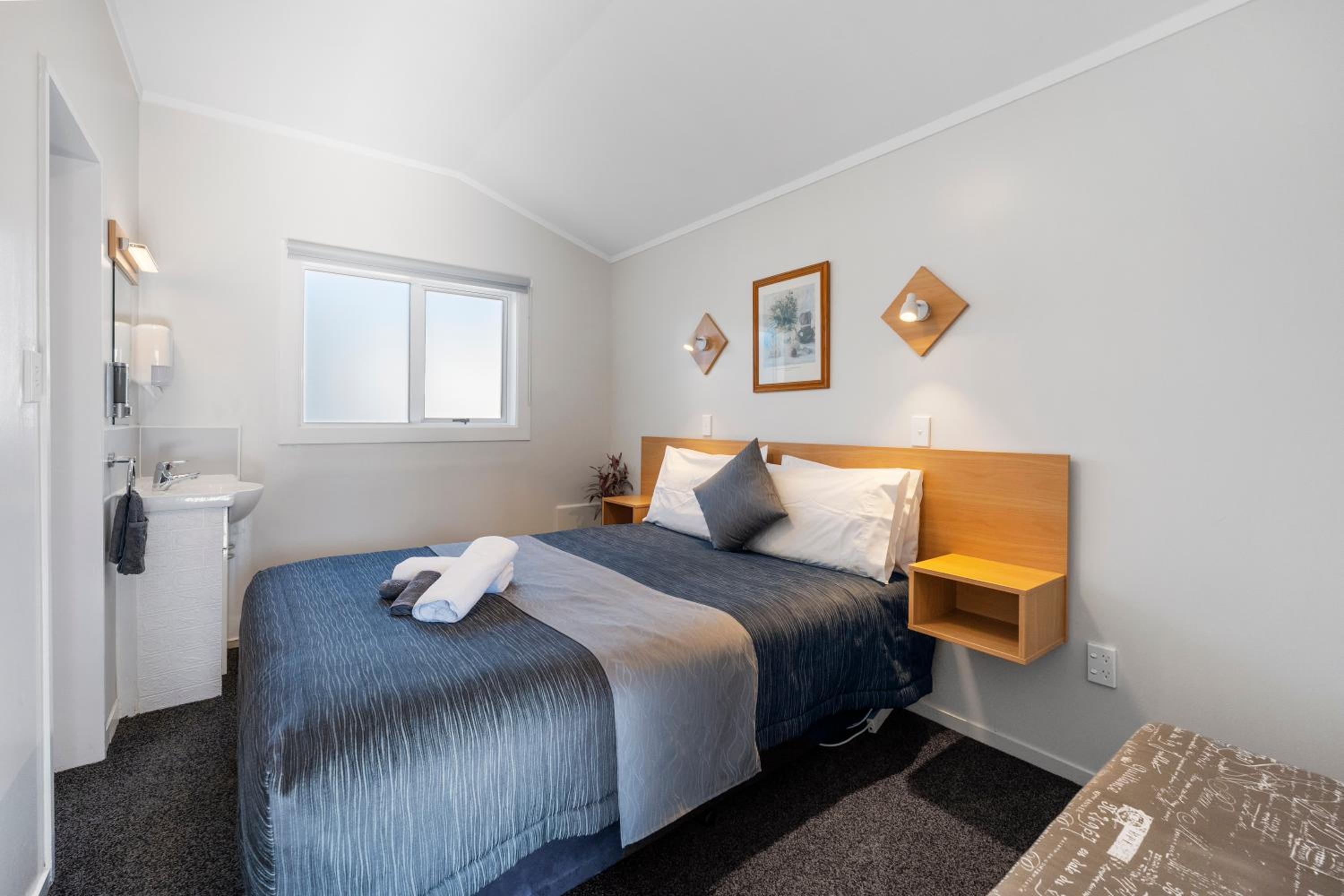 Deluxe Queen Suite - Photo 4