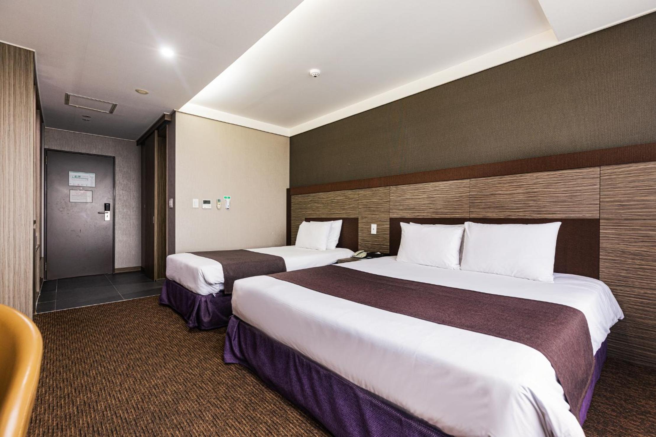 Deluxe Family Twin Room with City View