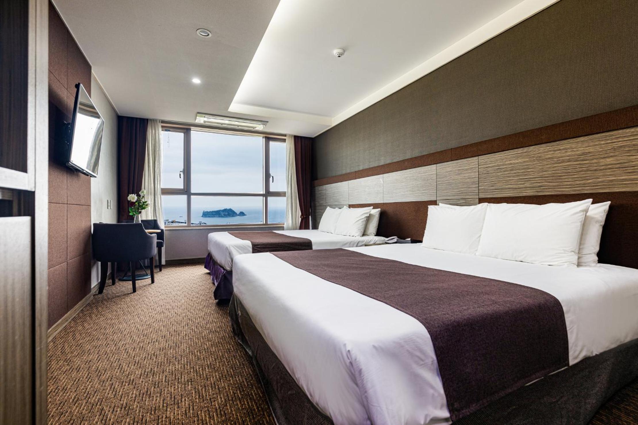 Deluxe Hollywood Room