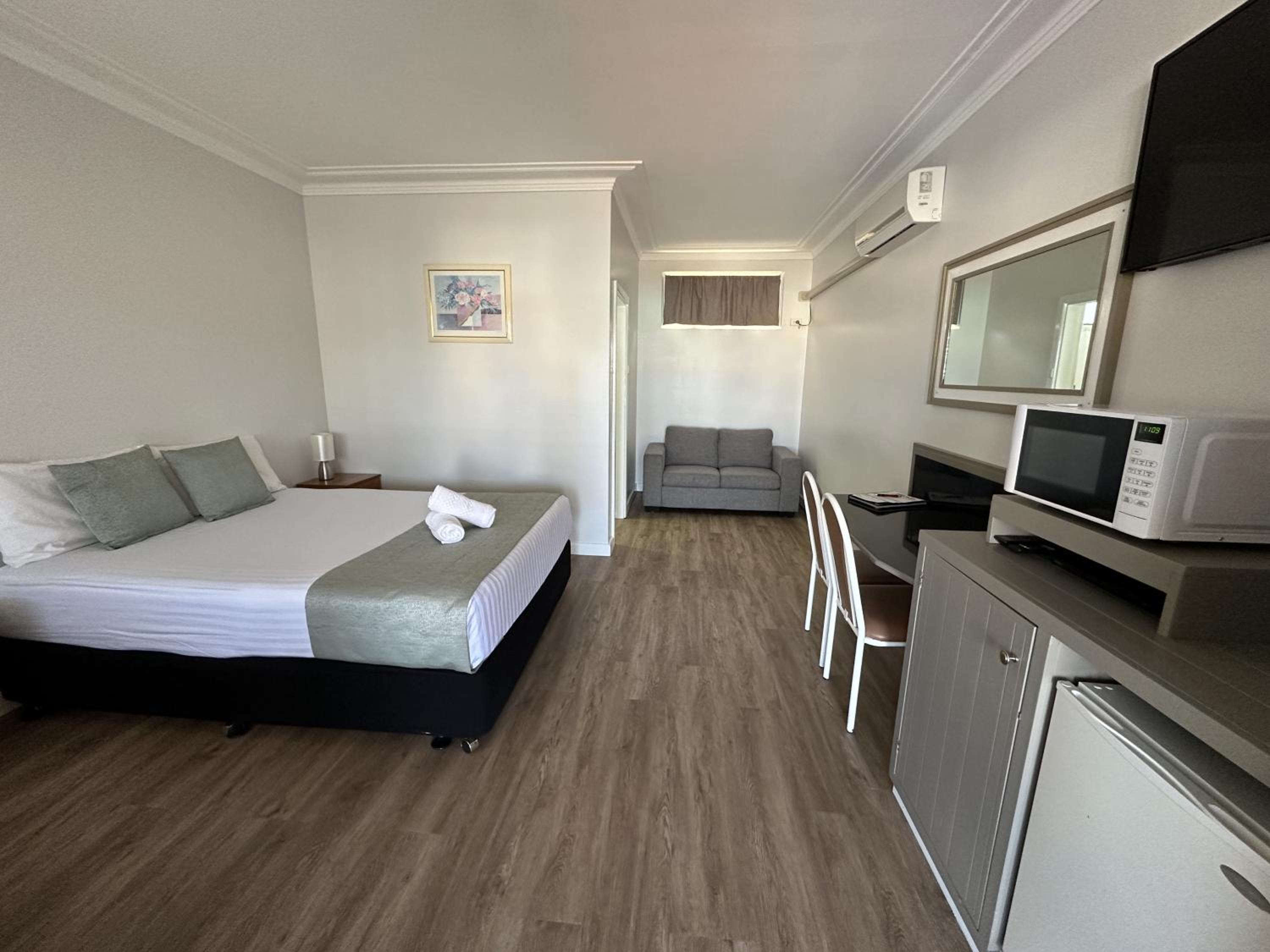Queen Room with Pool View photo 3