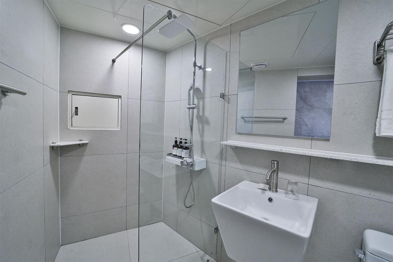 Standard Double Room - Photo 7
