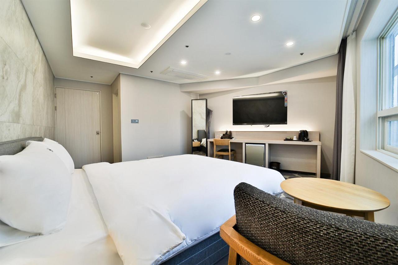 Standard Double Room - Photo 9
