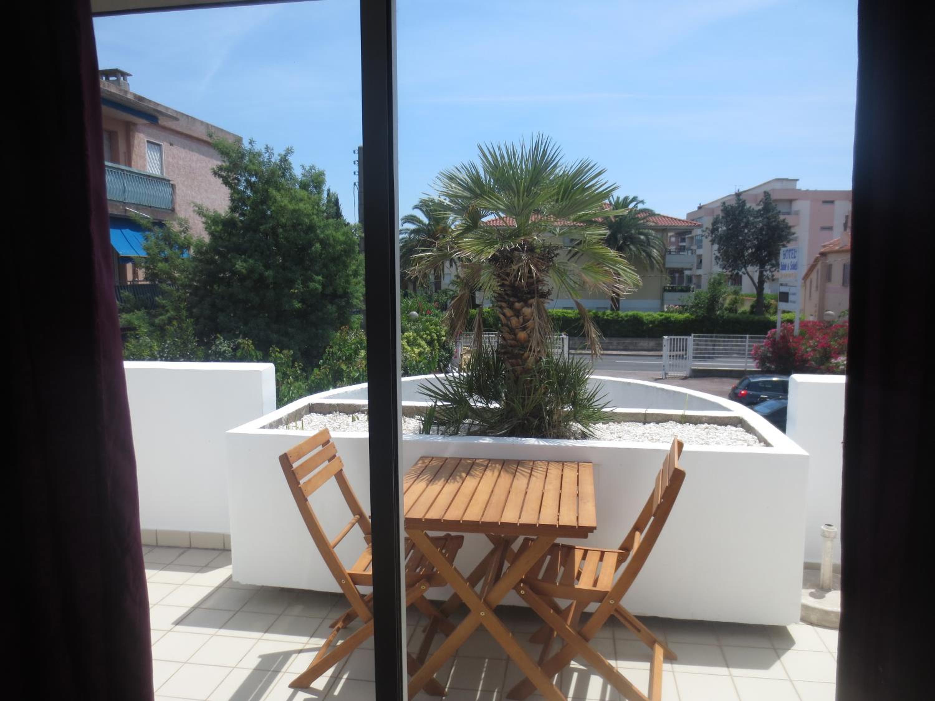 Quadruple Room with Balcony - Photo 3