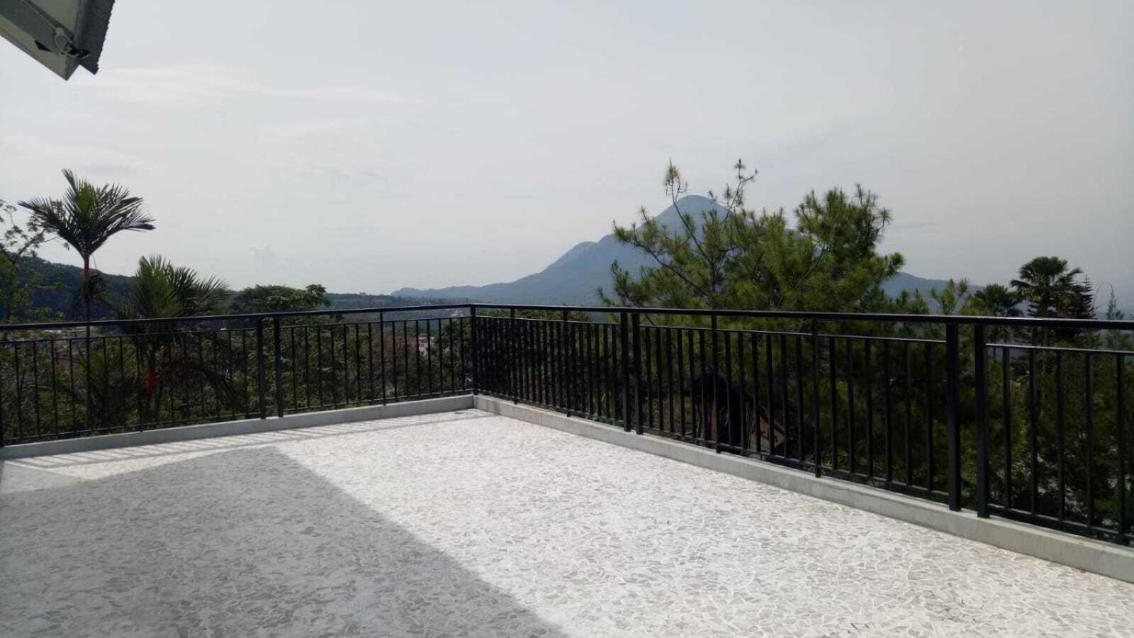 Executive Room with Balcony - Photo 6