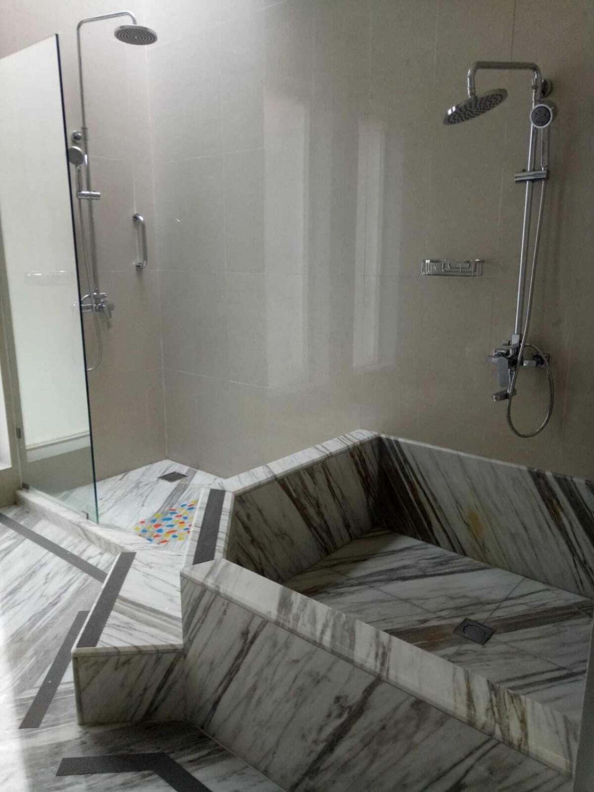 Executive Room with Balcony - Photo 5