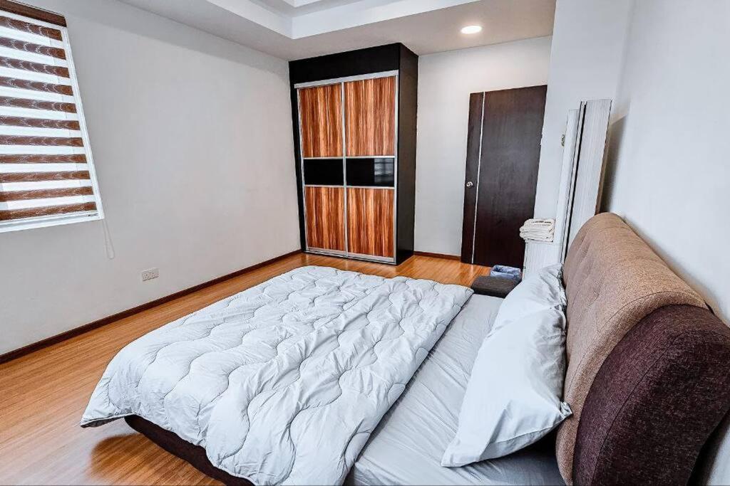 Three-Bedroom Apartment photo 2