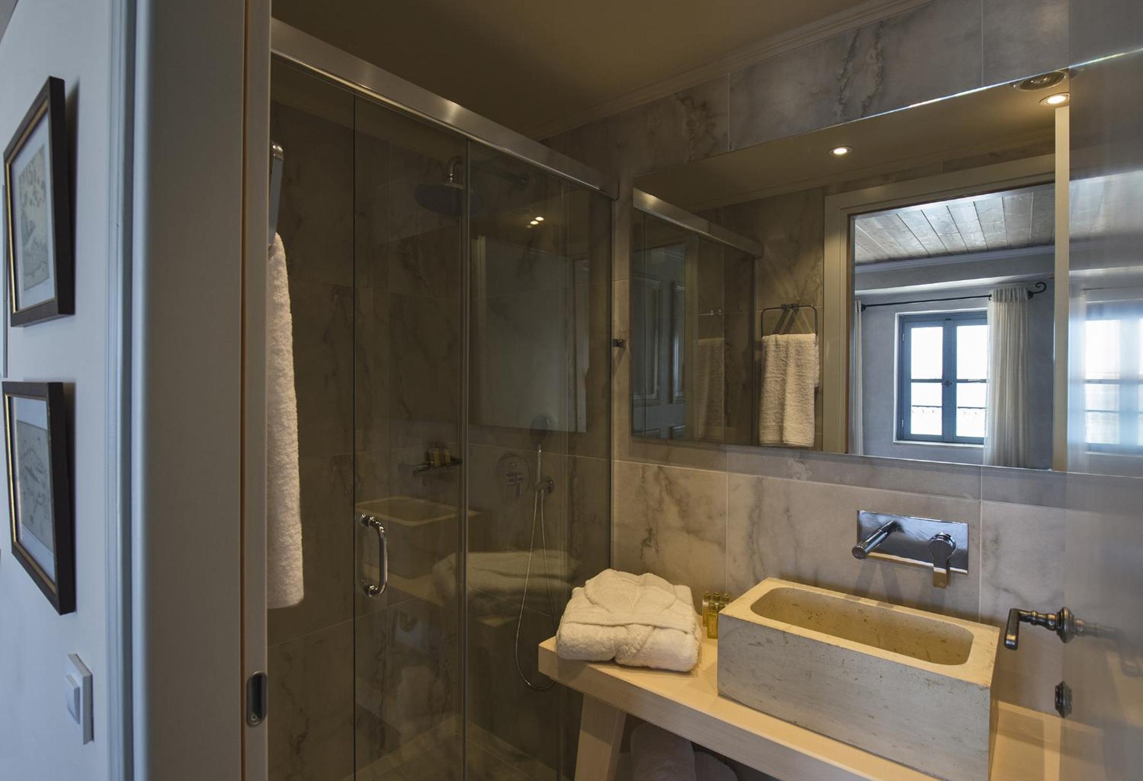 Deluxe room with Sea View and Balcony thumbnail 5