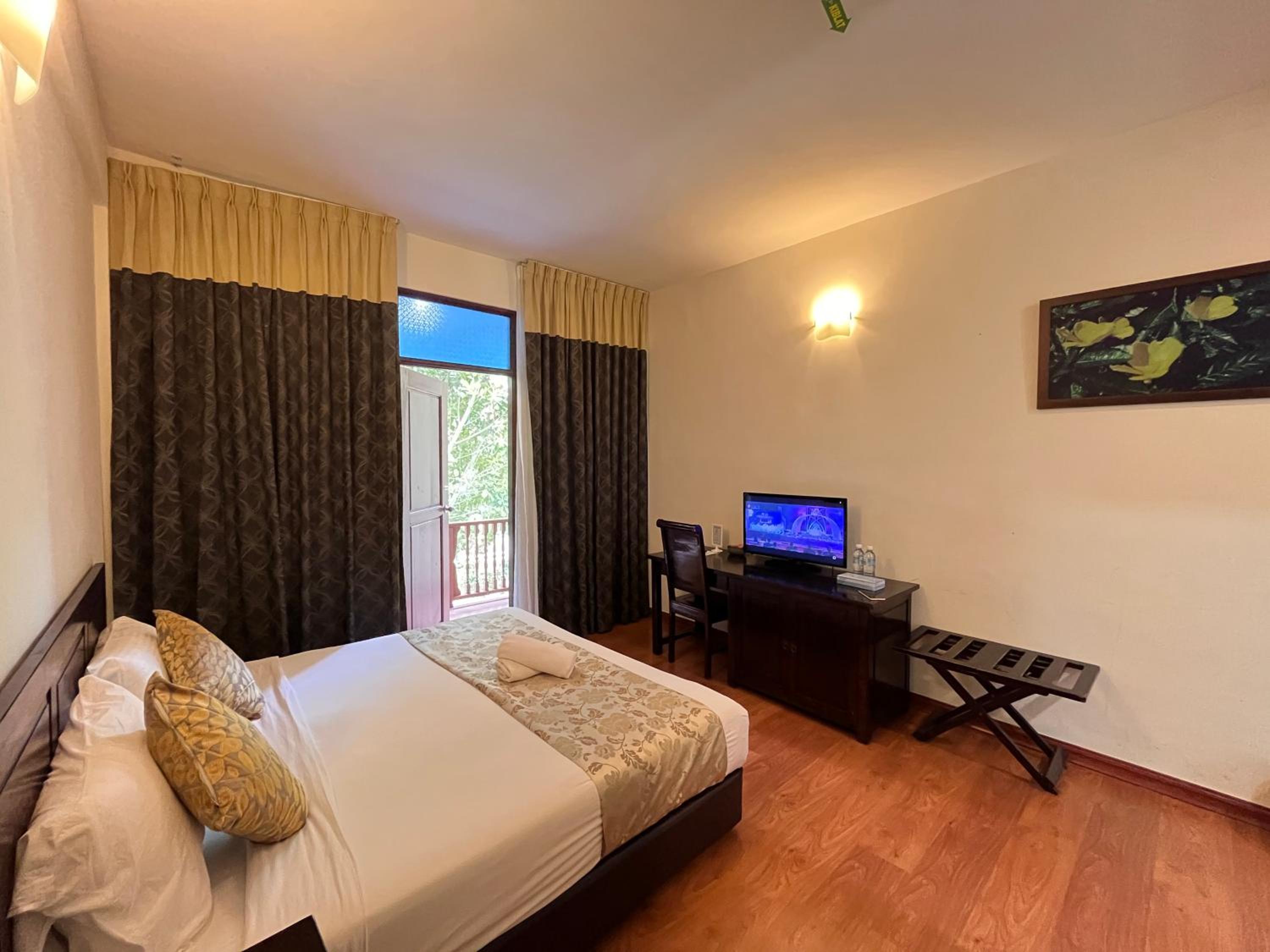 Deluxe King Room photo 2