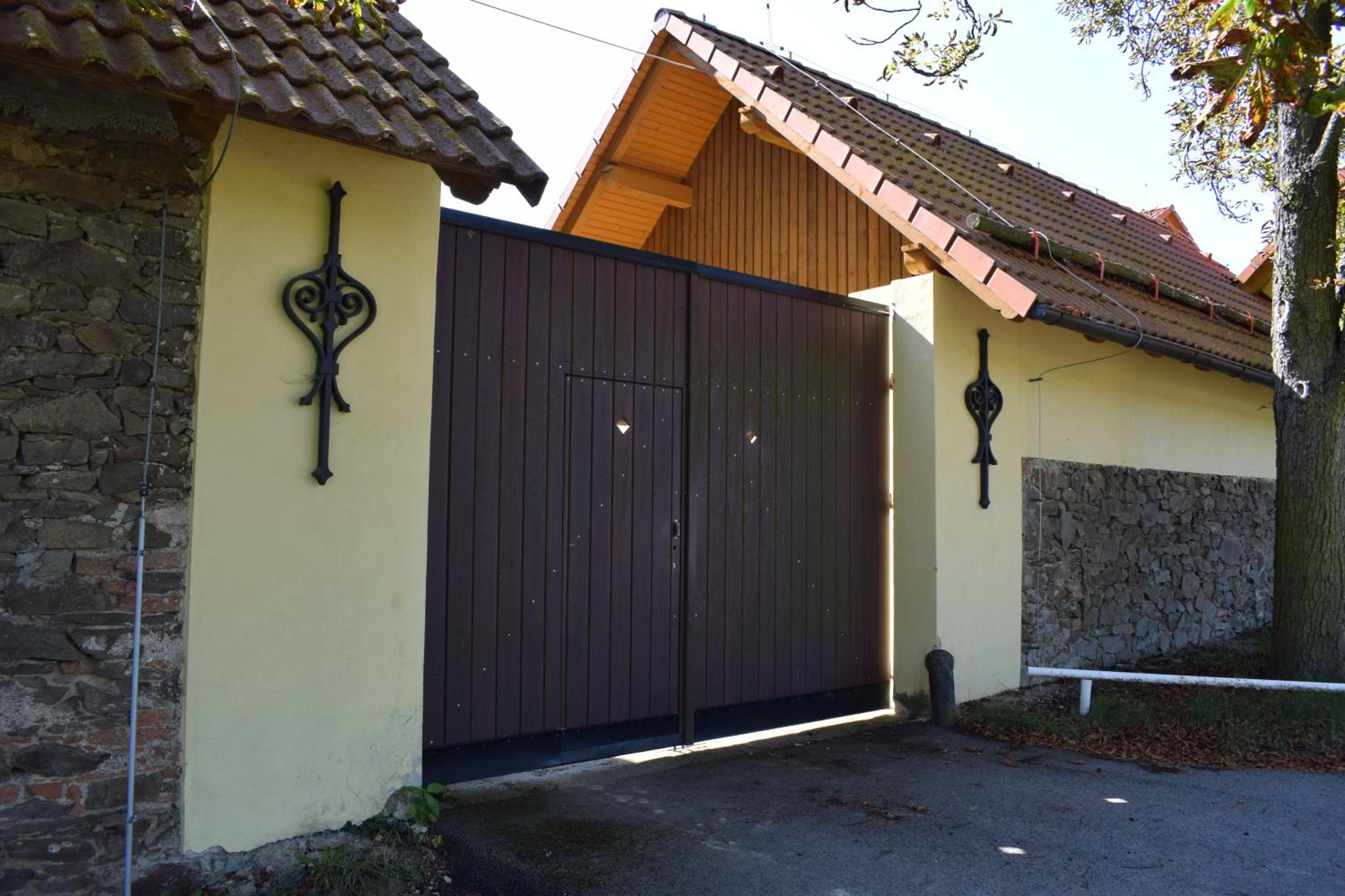 Five-Bedroom House photo 2