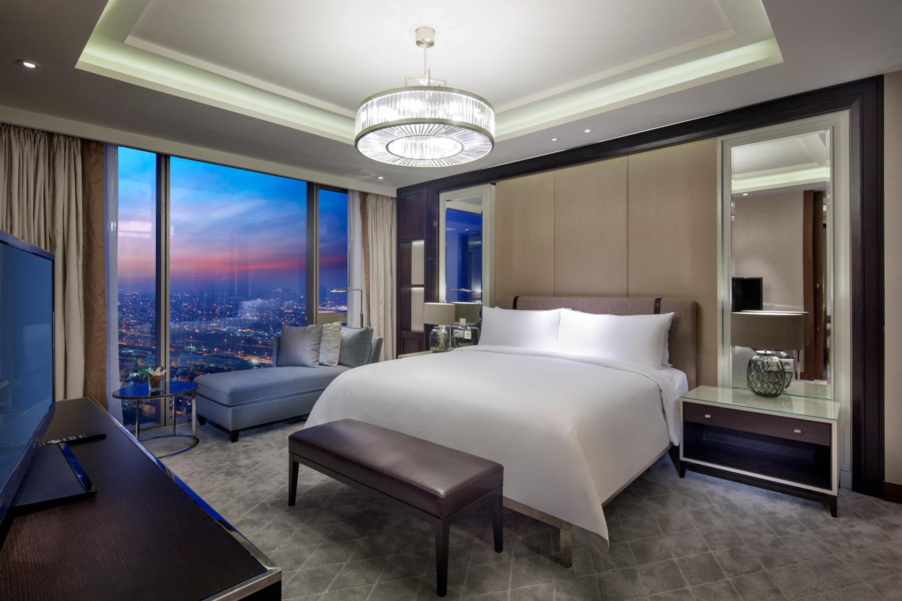 King Diplomat Suite with Executive Lounge Access