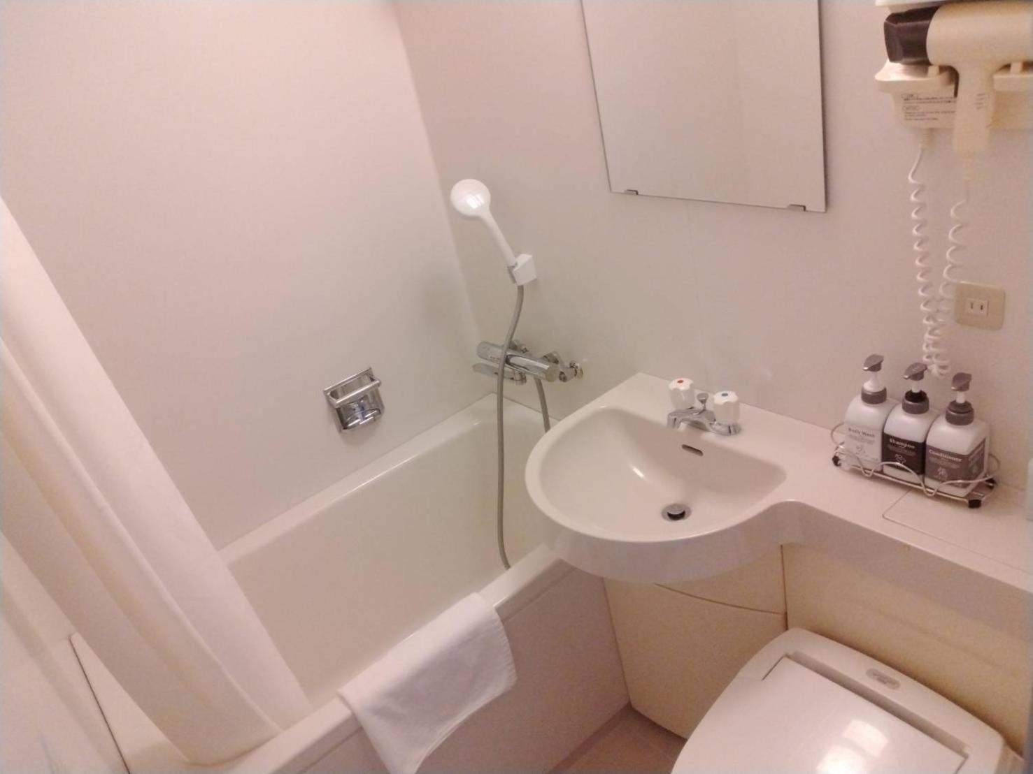 Twin Room - Non-Smoking photo 2