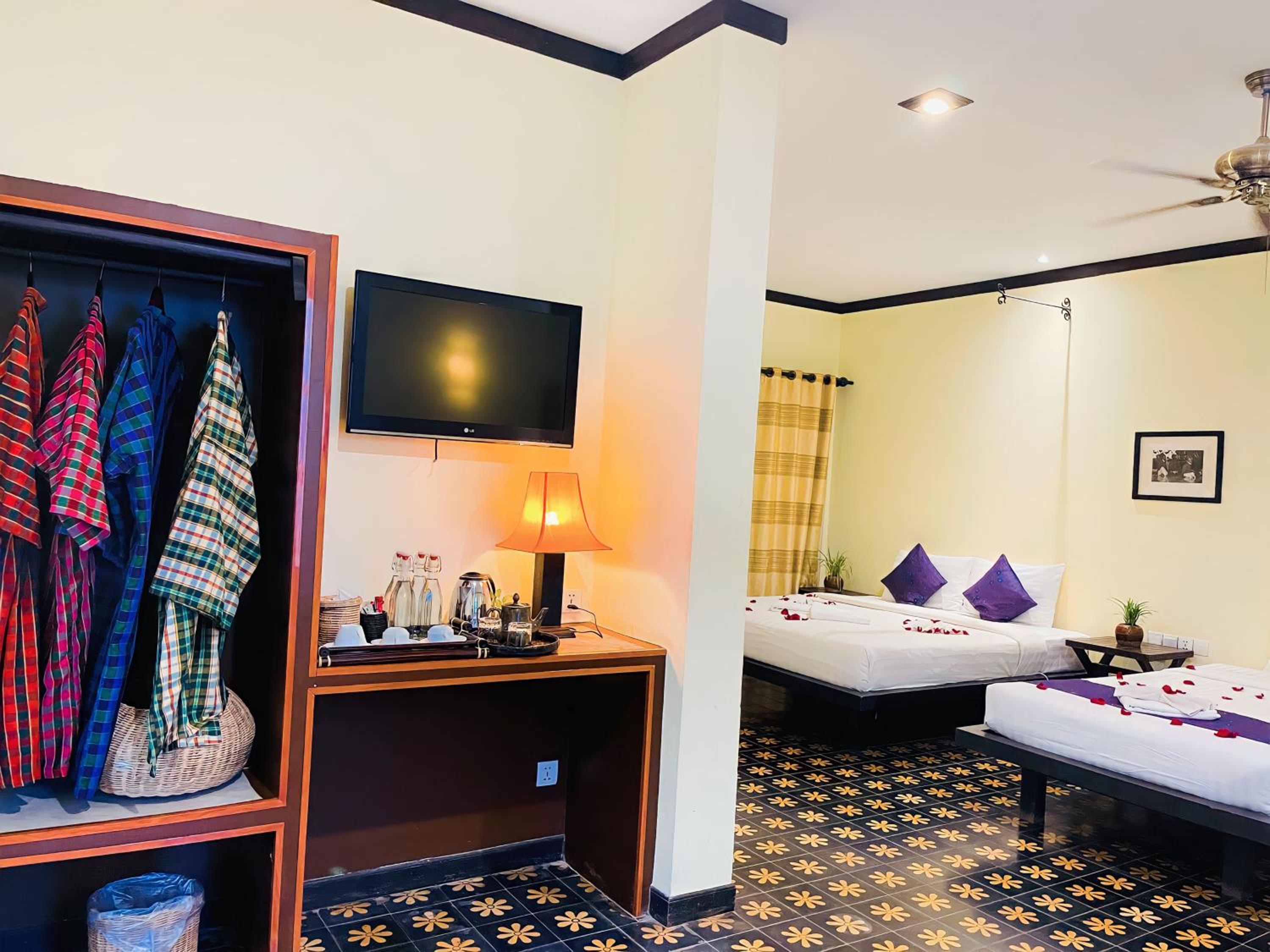 Honeymoon Suite with Balcony and Pool View - Free Setup on Bed + 1 Time Welcome Fruit photo 3